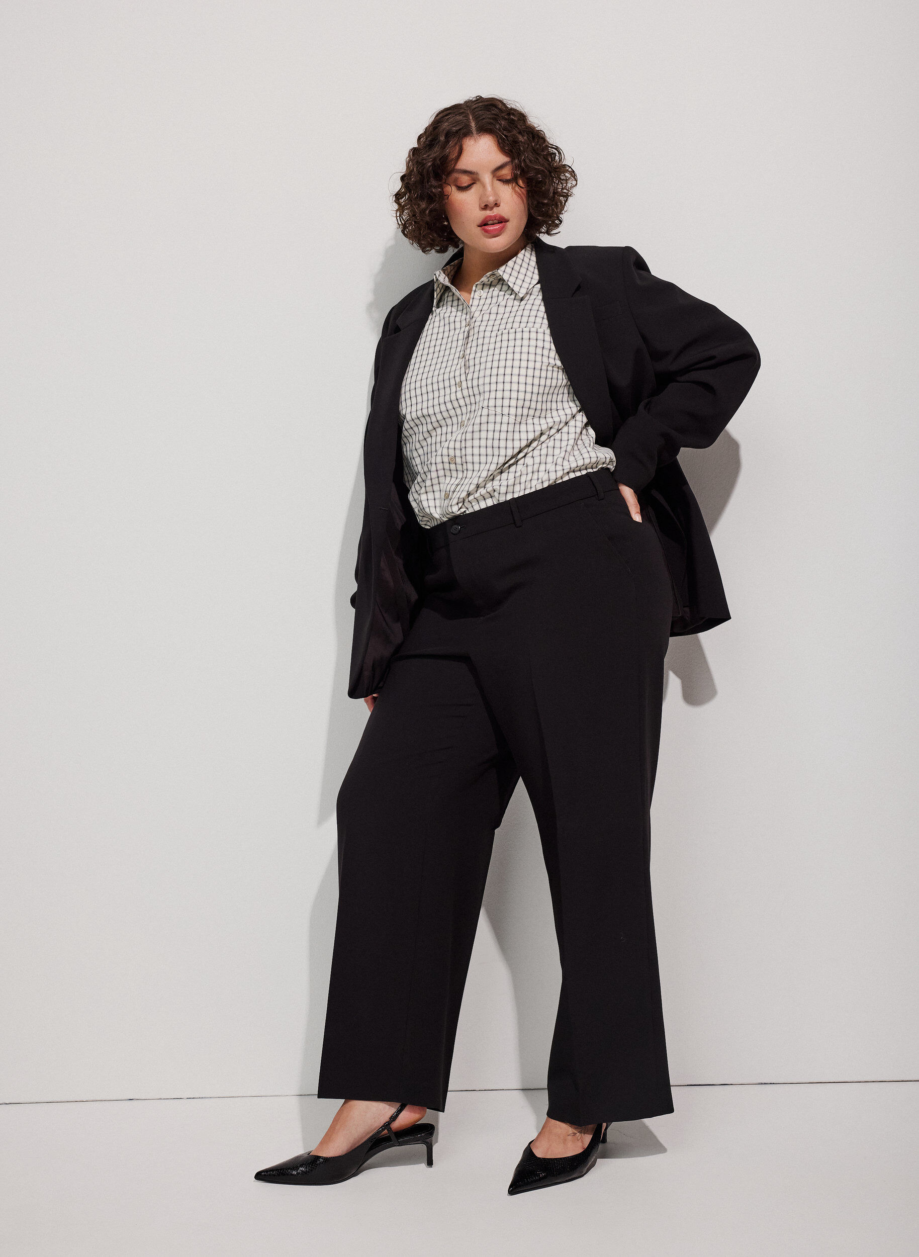 Weite Anzughose mit hoher Taille, Schwarz, Model