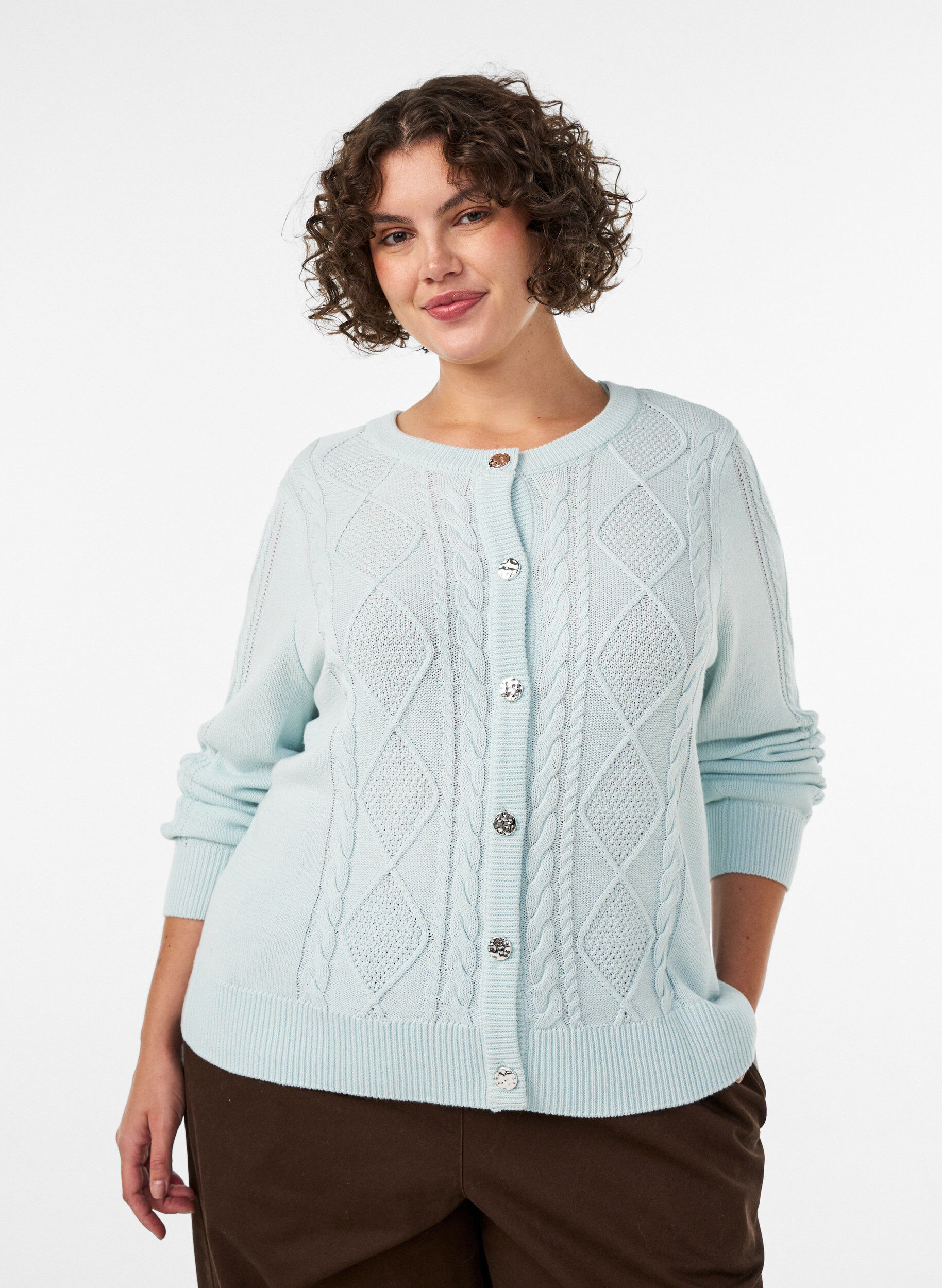Strickjacke mit Zopfmuster und dekorativen Kn&ouml;pfen, Blau, Model