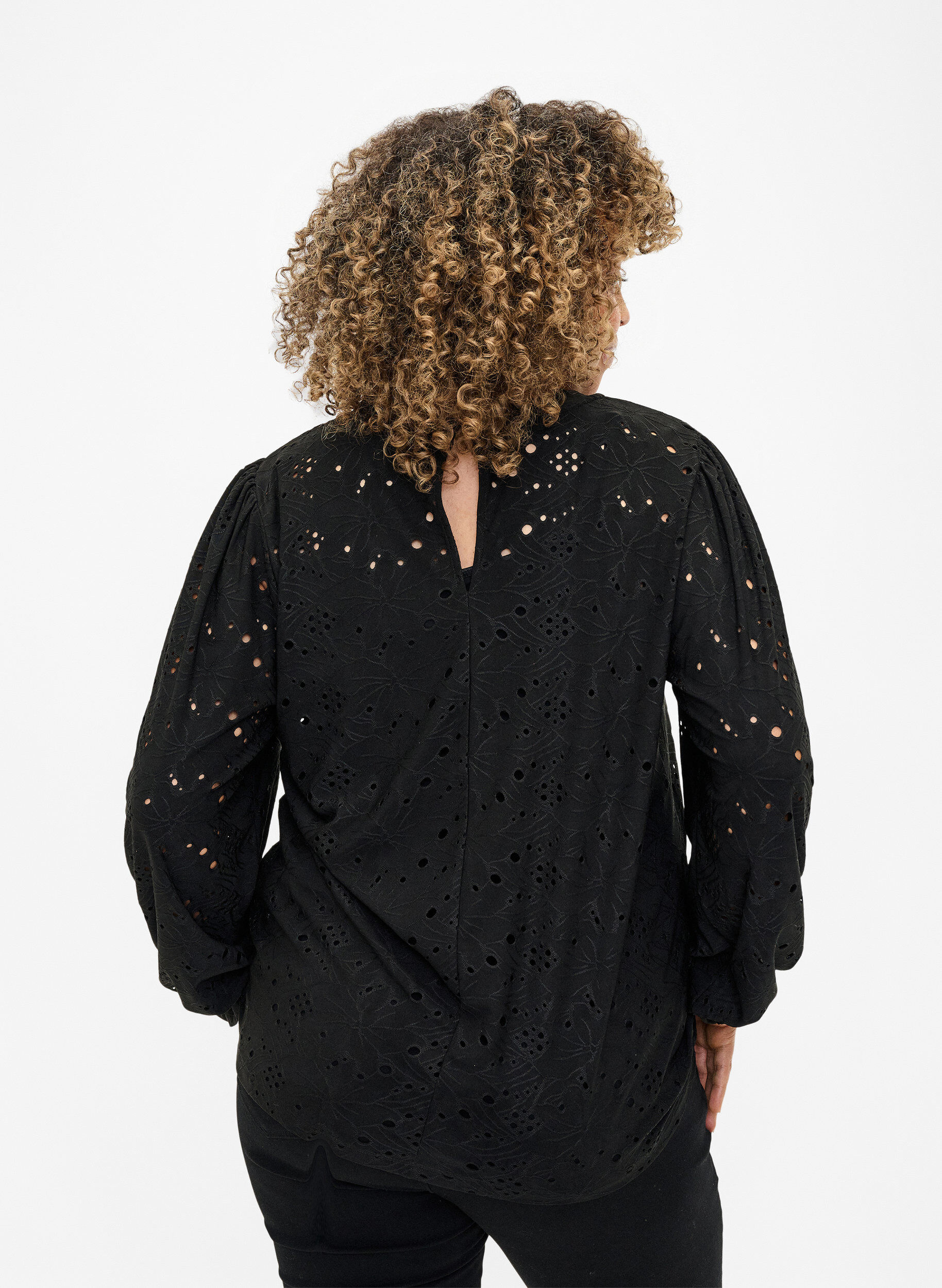 Zizzi Lang&auml;rmlige Bluse mit Lochmuster, Black, Model image number 1
