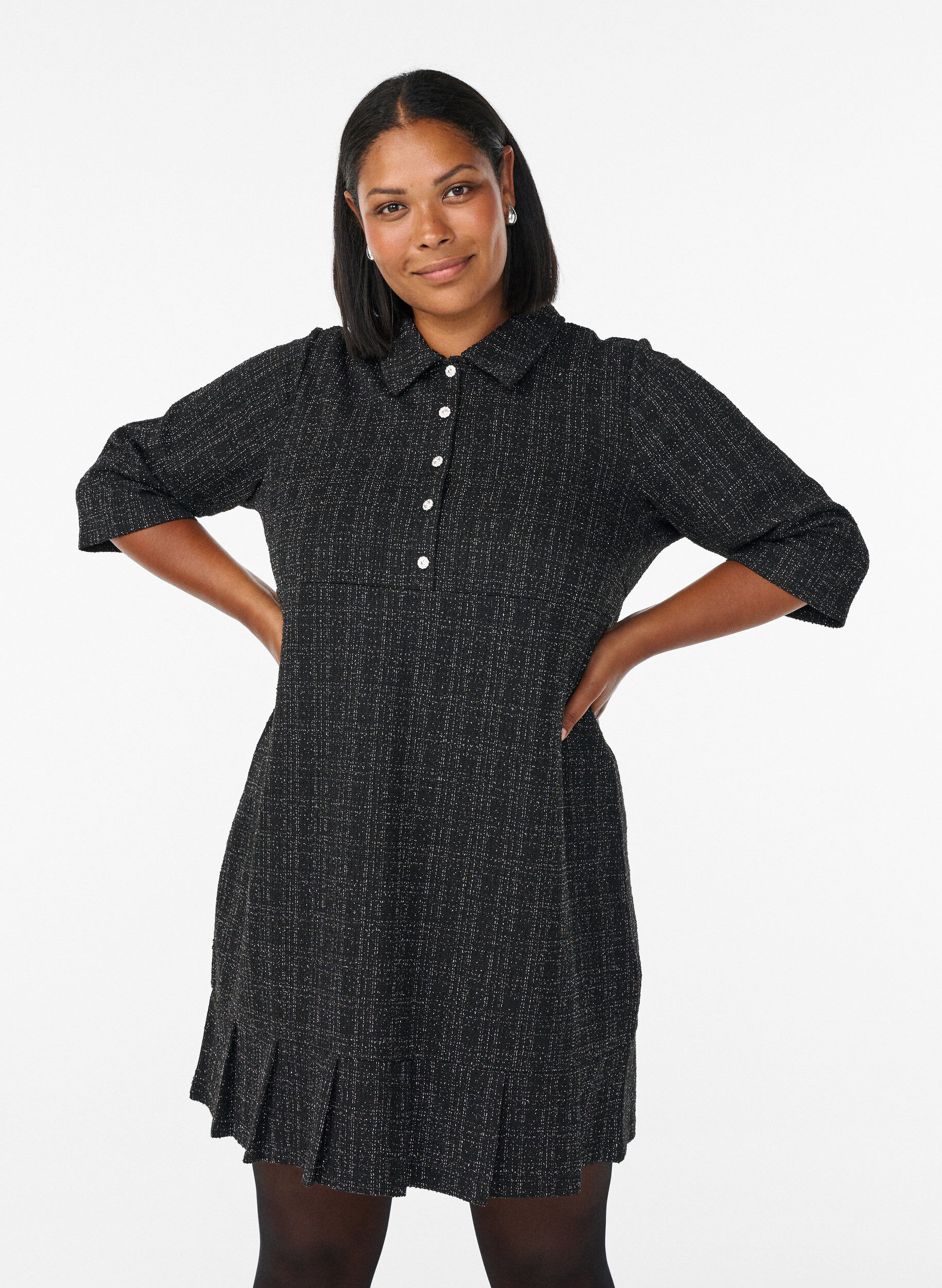 Kurzes Boucl&eacute;-Kleid mit Zierkn&ouml;pfen, Schwarz, Model