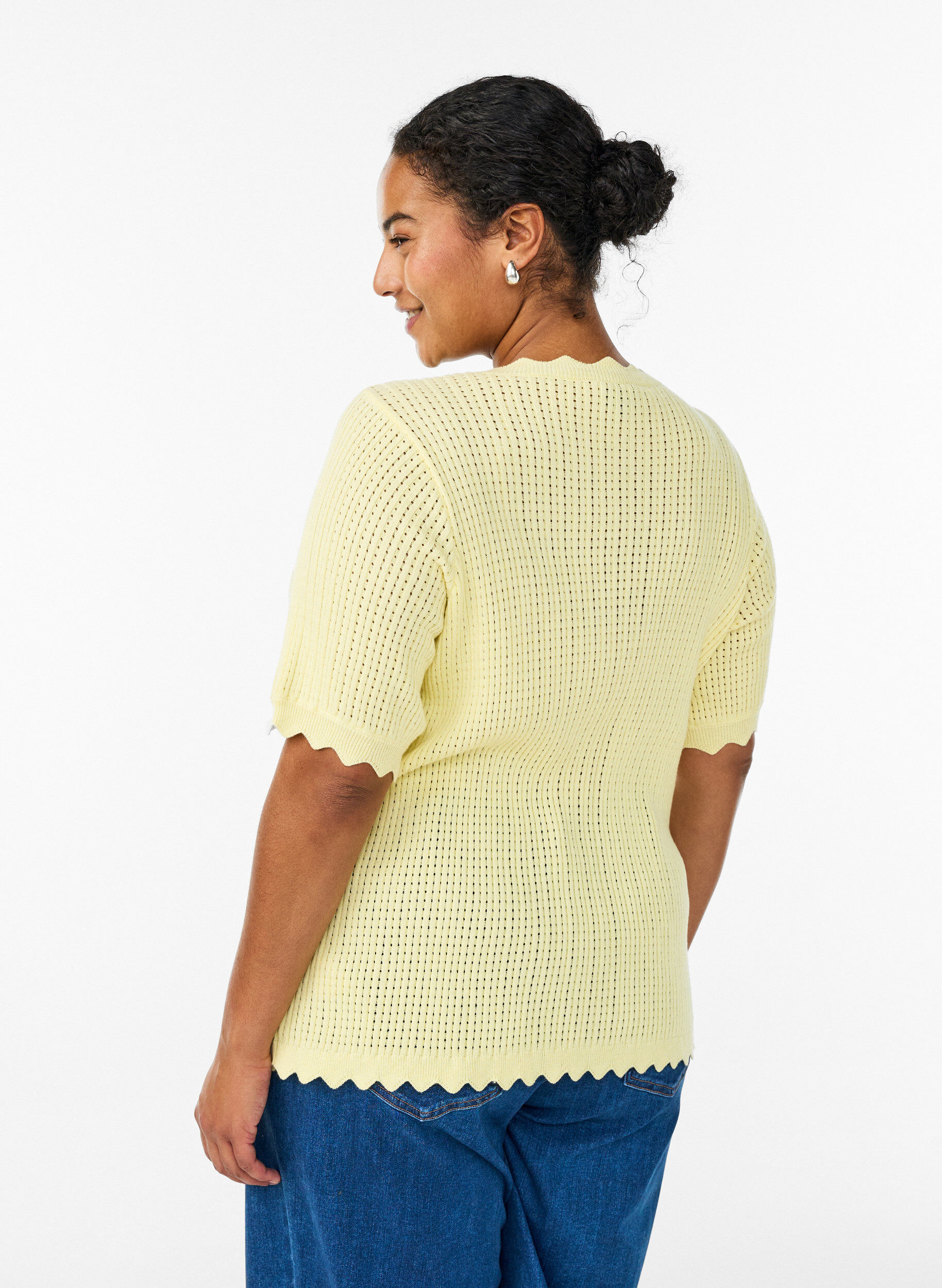 ZizziKurz&auml;rmelige Strickbluse mit Lochmuster und Wellenkanten, Gelb, Model image number 2