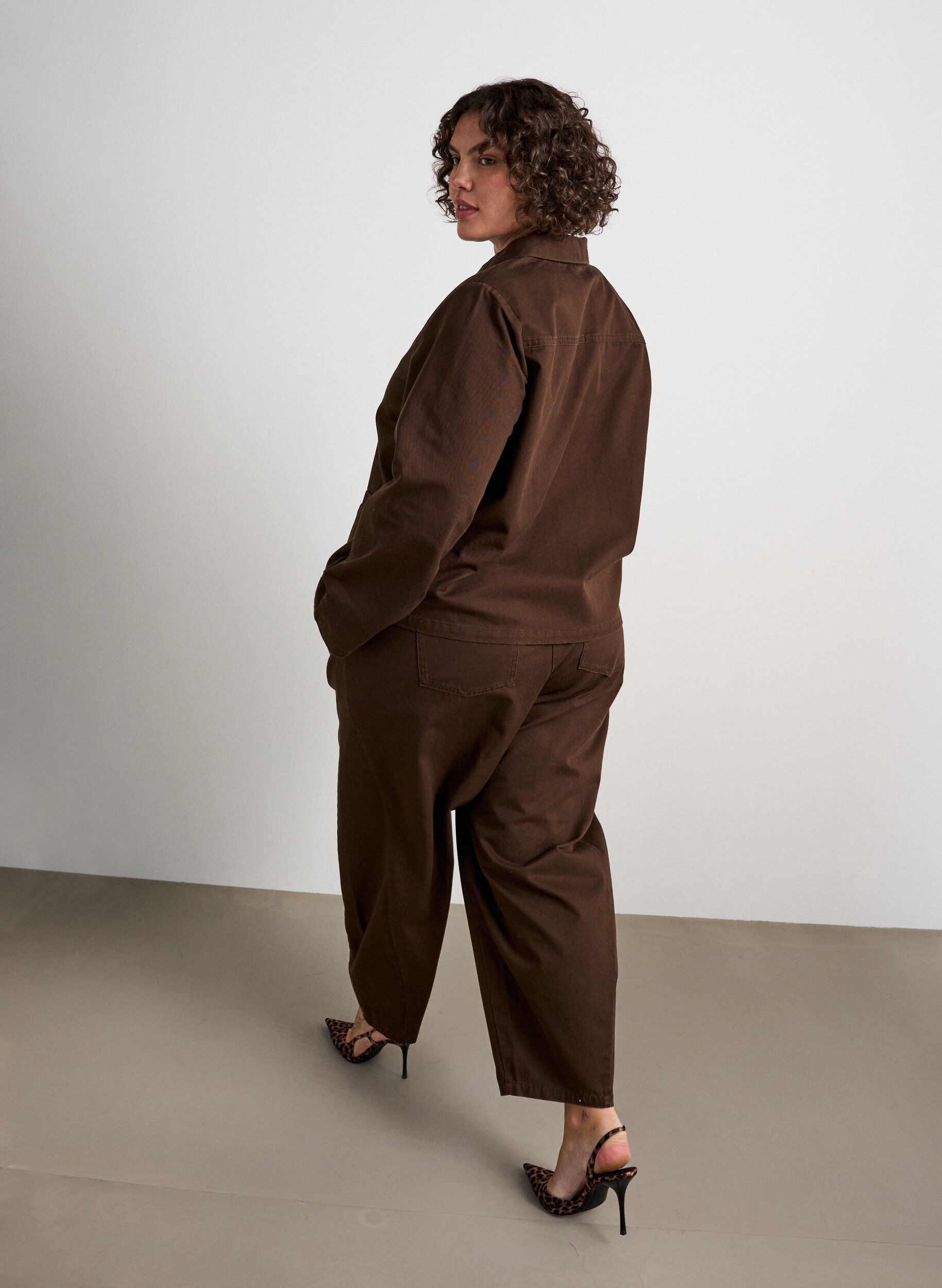 ZizziBarrel-Jeans mit hoher Taille und elastischem Bund, Braun, Model image number 1