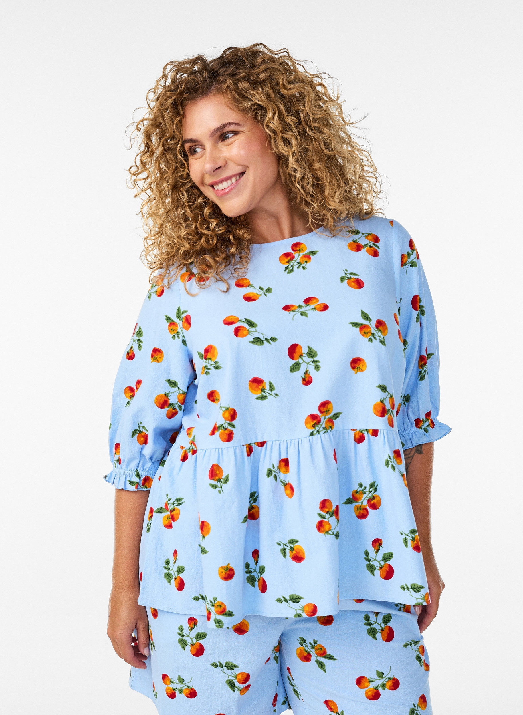 ZizziBluse aus Baumwolle mit Tomaten-Print und Peplum, Blau, Model image number 0