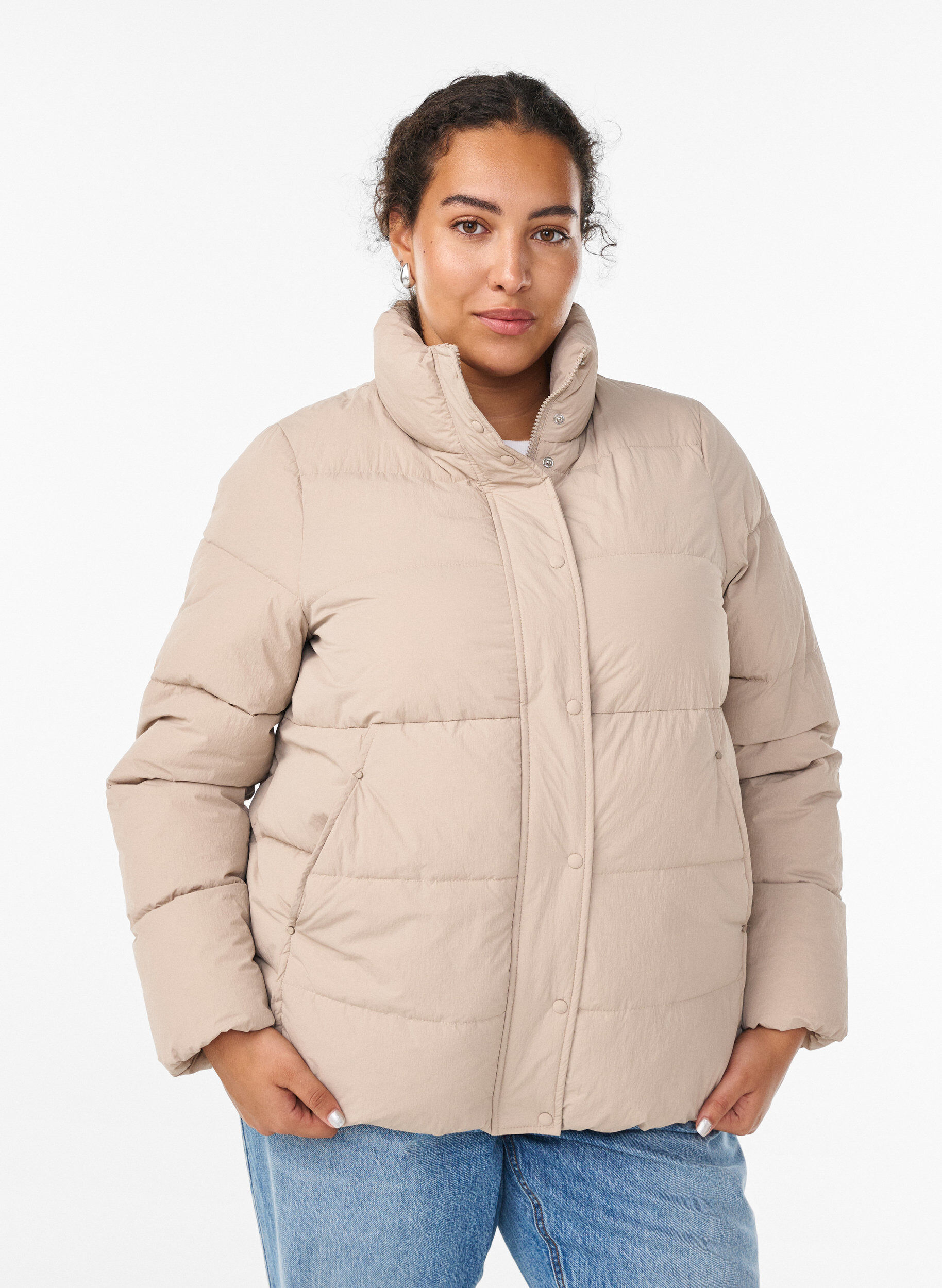 Kurze gepolsterte Pufferjacke mit hohem Kragen, Beige, Model