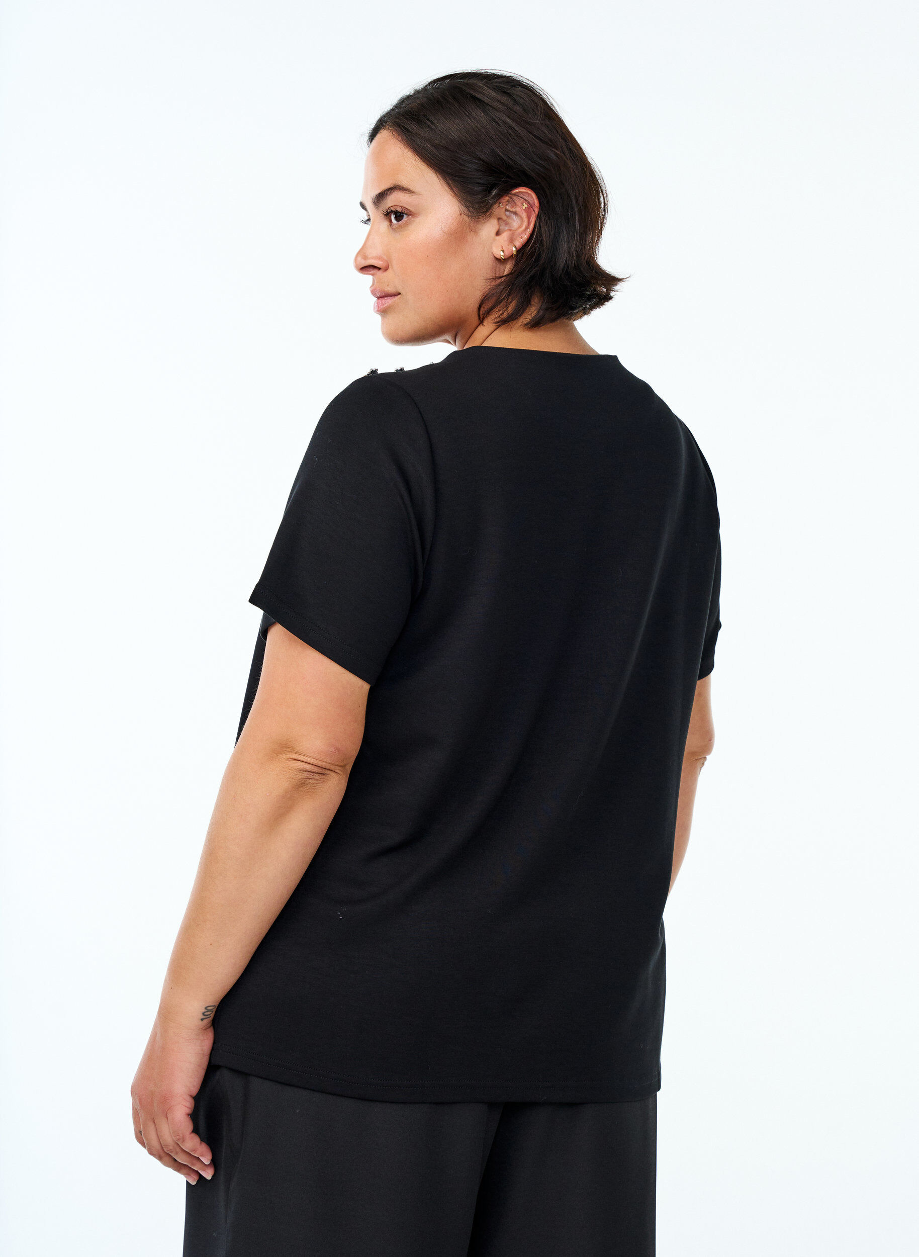 ZizziKurz&auml;rmelige Bluse mit Knopfdetail, Schwarz, Model image number 2