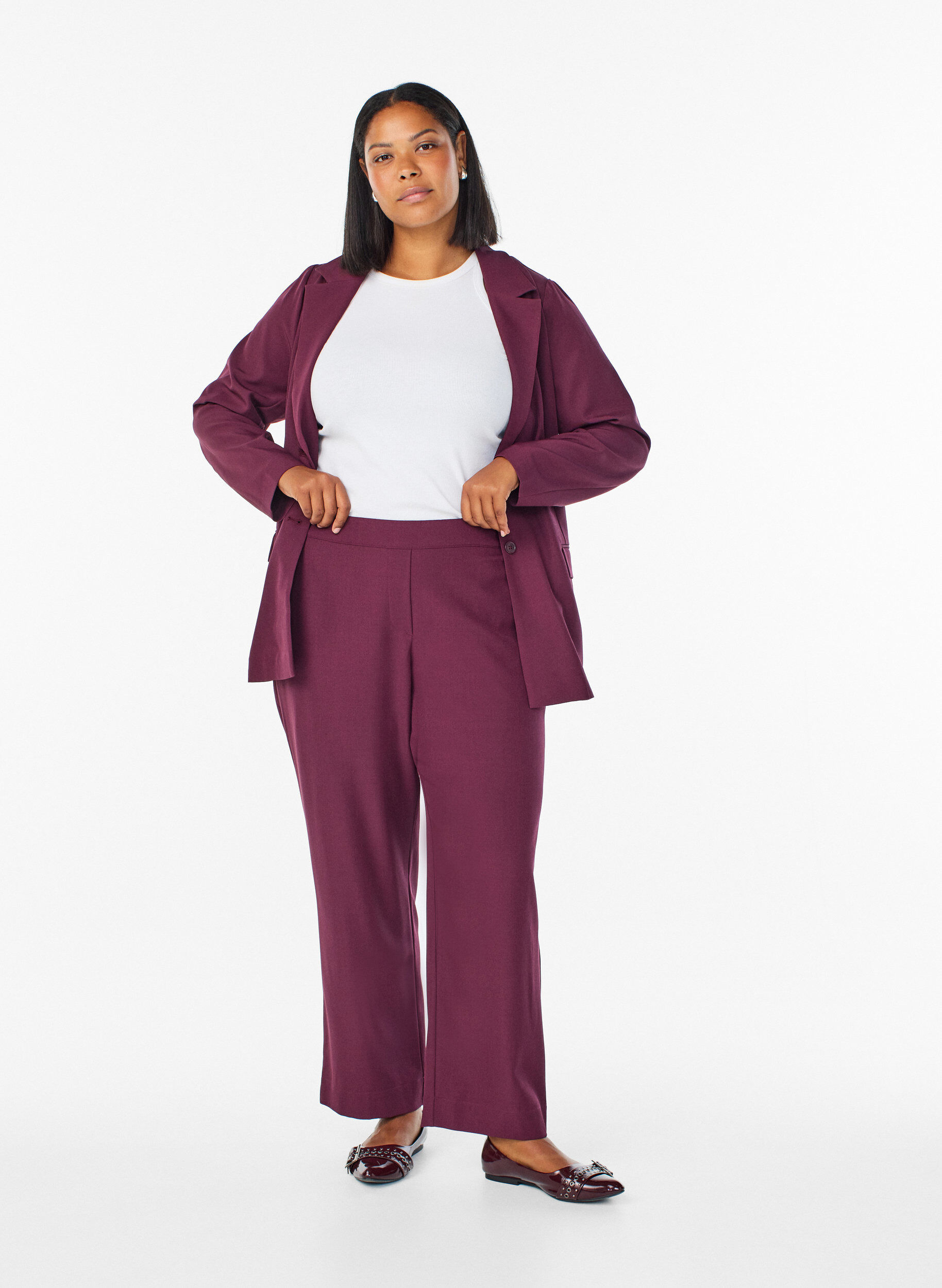Lockere Hose mit Taschen, Dunkles Bordeaux, Model