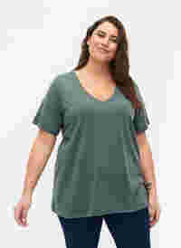 FLASH - T-Shirt mit V-Ausschnitt, Balsam Green, Model