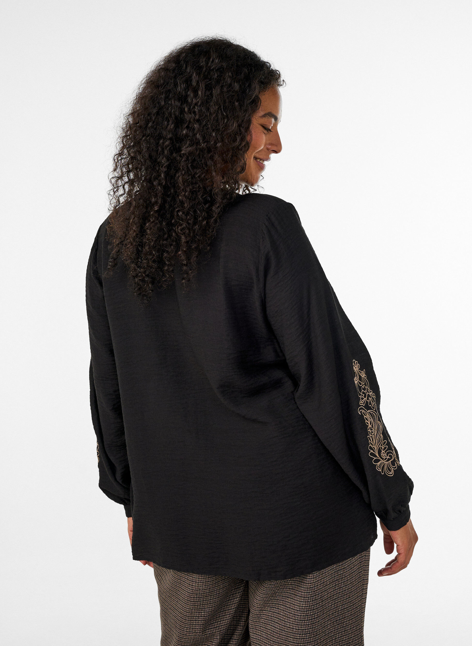 ZizziBluse aus Viskose mit bestickten &Auml;rmeln, Schwarz, Model image number 2