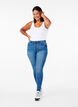Amy Jeans mit hohem Bund und Knopfverschluss, Blue Denim, Model image number 0
