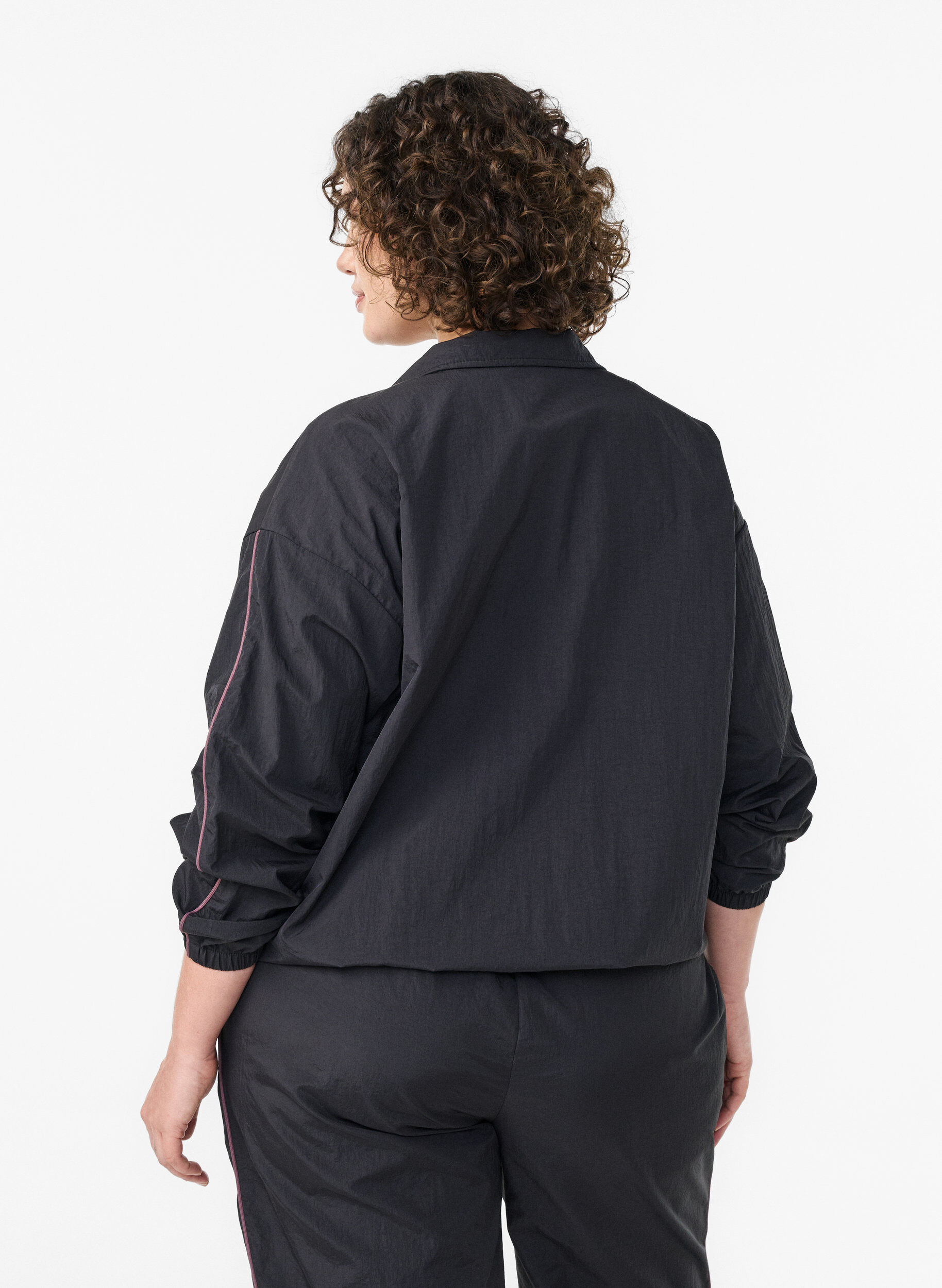 ZizziLeichte Jacke mit kontrastfarbenen Paspeln, Schwarz, Model image number 2