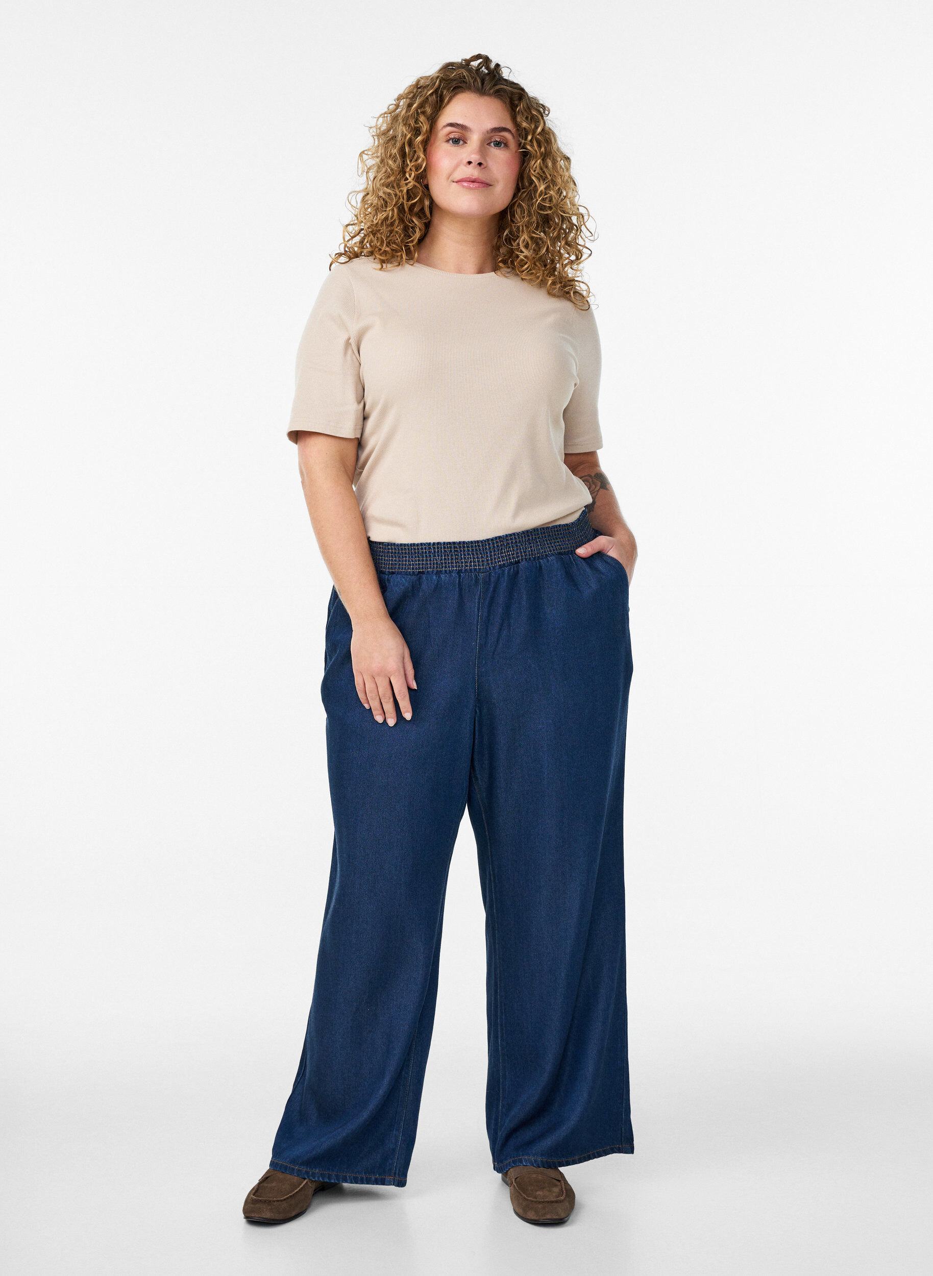 ZizziGeripptes Basic-T-Shirt mit Rundhalsausschnitt, Beige, Model image number 1