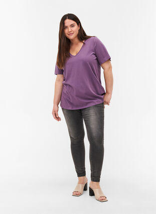 T-Shirt aus Bio-Baumwolle mit V-Ausschnitt, Vintage Violet, Model image number 2