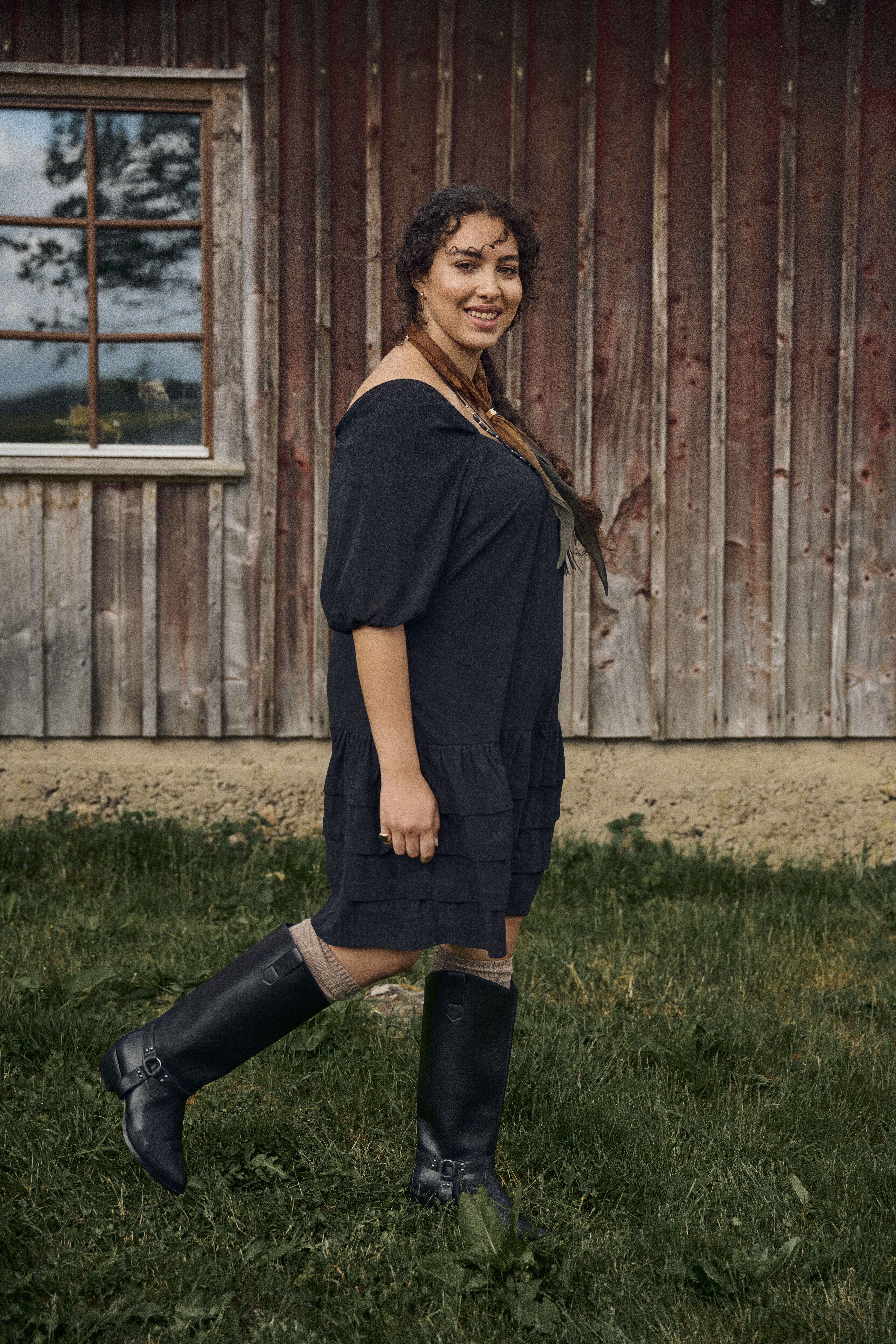 ZizziSamtkleid mit quadratischem Ausschnitt, , Model