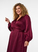 Kurzes Satinkleid im Wickeldesign, Rot, Model image number 2