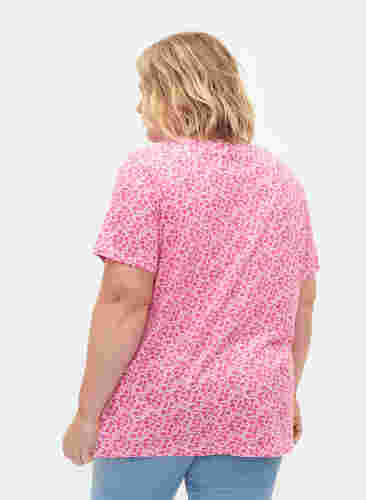 Florales T-Shirt aus Baumwolle mit V-Ausschnitt, Shocking Pink AOP, Model image number 1