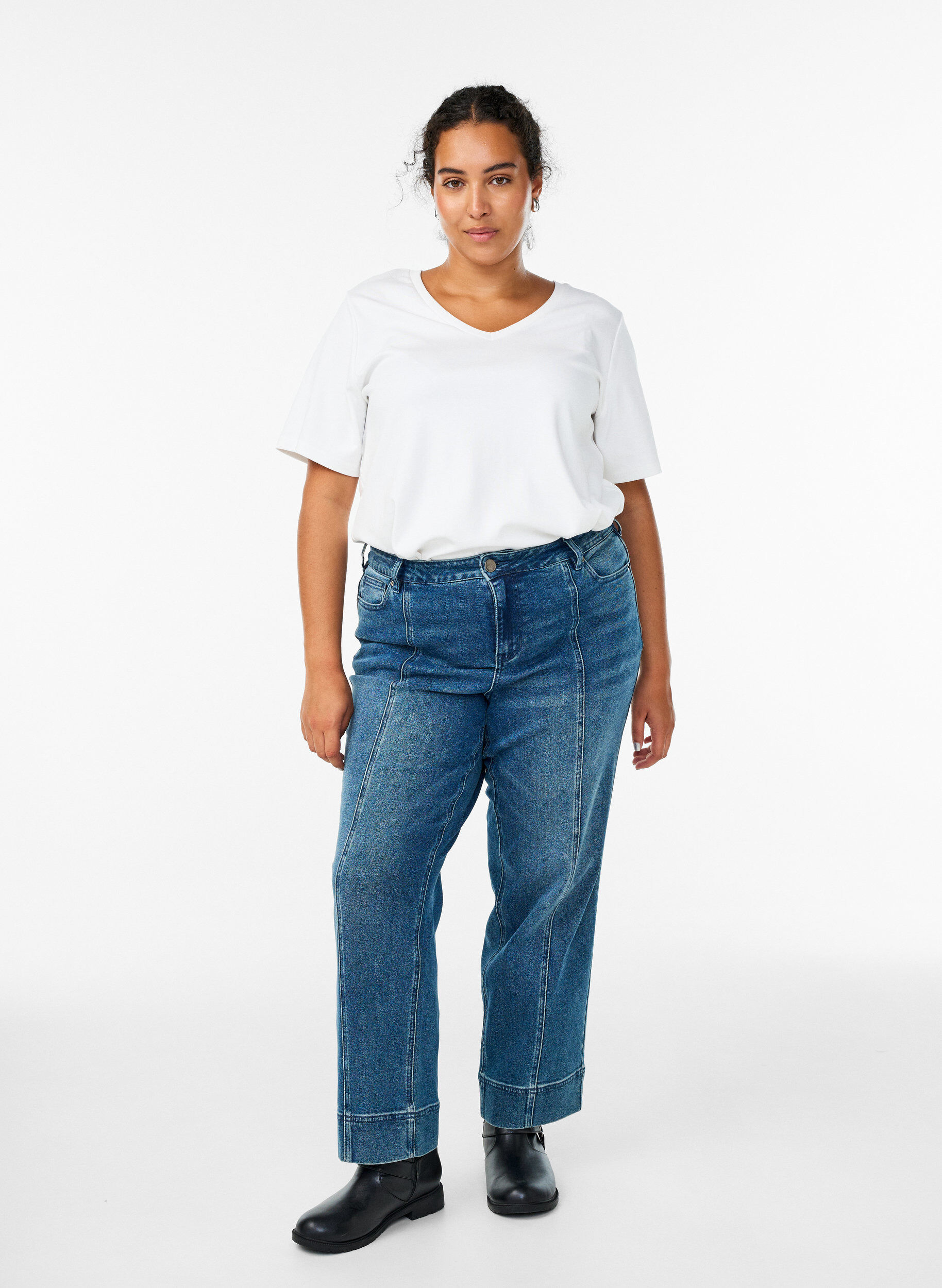 Straight Fit Jeans mit markanten N&auml;hten, Blau, Model