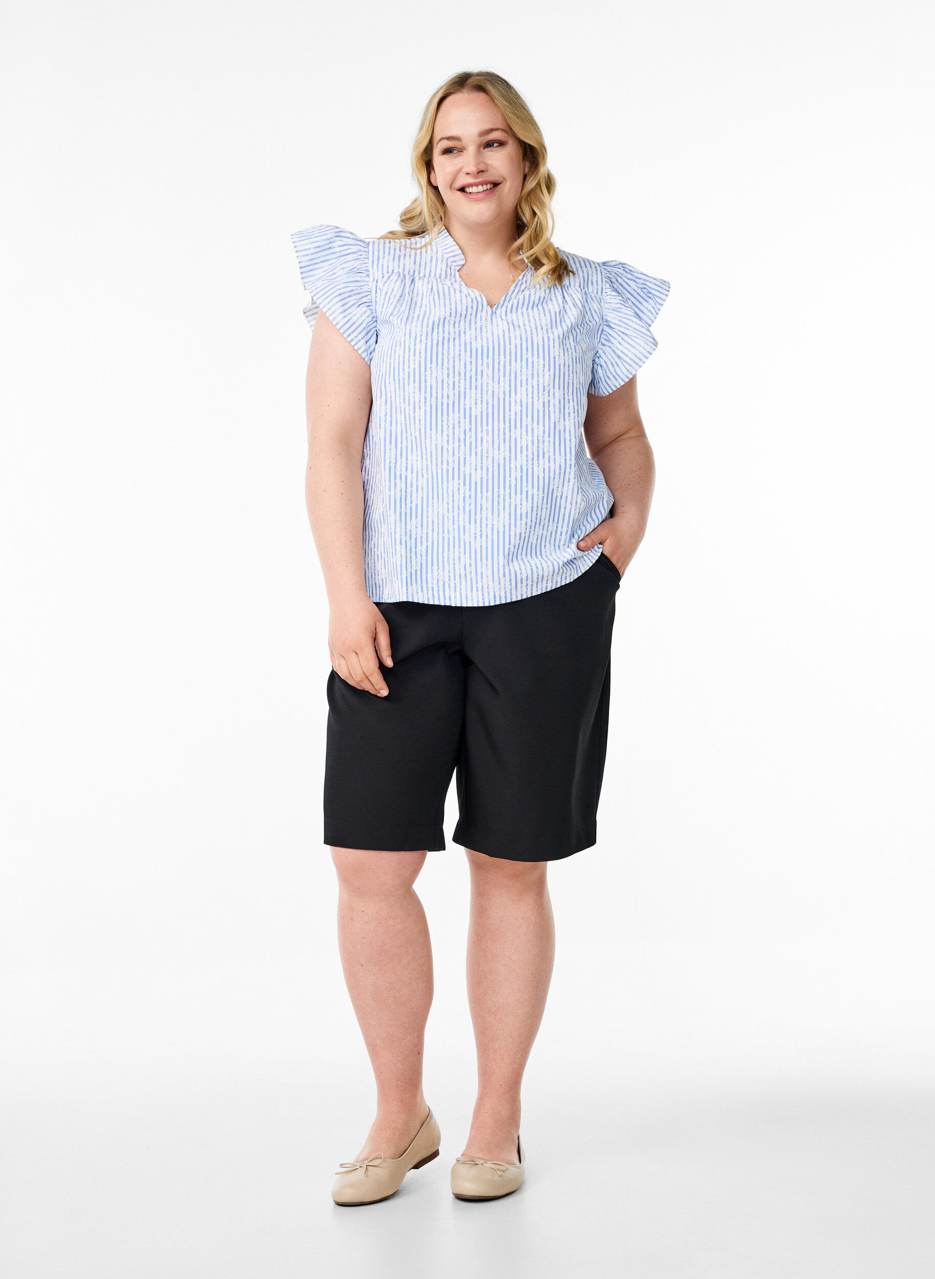 Zizzi&Auml;rmellose Bluse mit Streifen und Blumendruck, Blau, Model image number 1