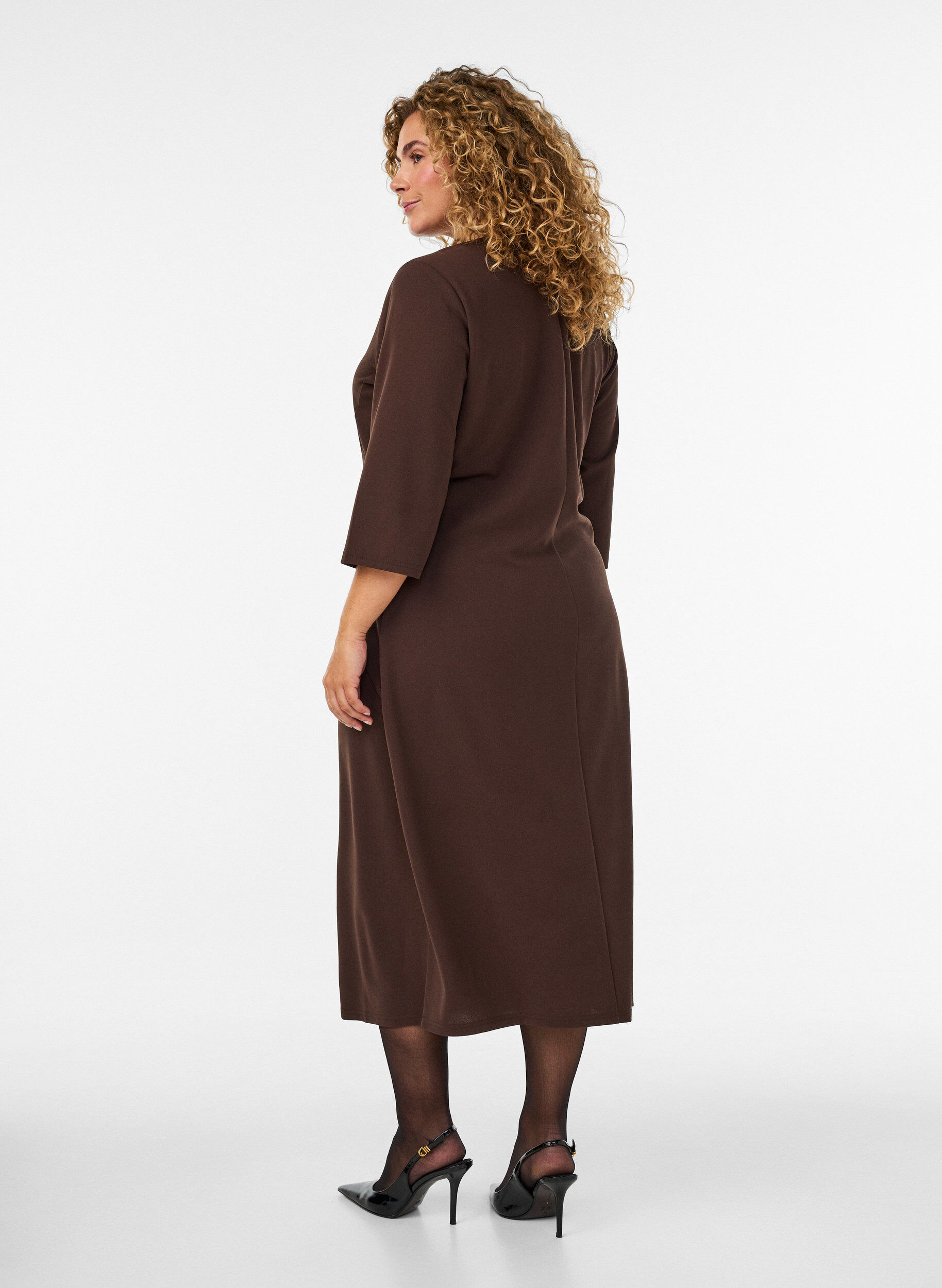 ZizziJerseykleid mit Drapierung und dekorativer Schnalle, Braun, Model image number 1