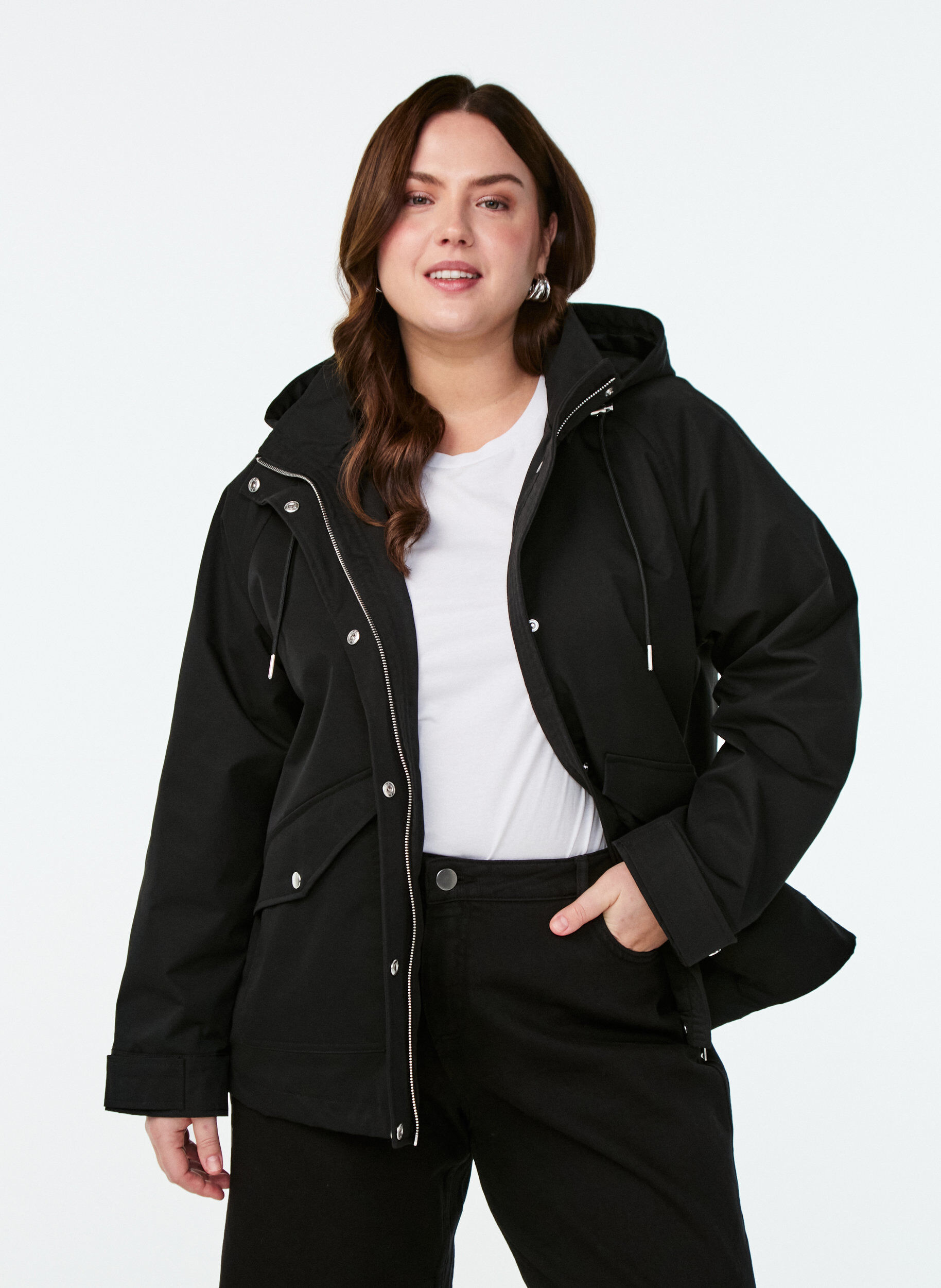 Kurze Fr&uuml;hlingsjacke mit abnehmbarer Kapuze, Schwarz, Model
