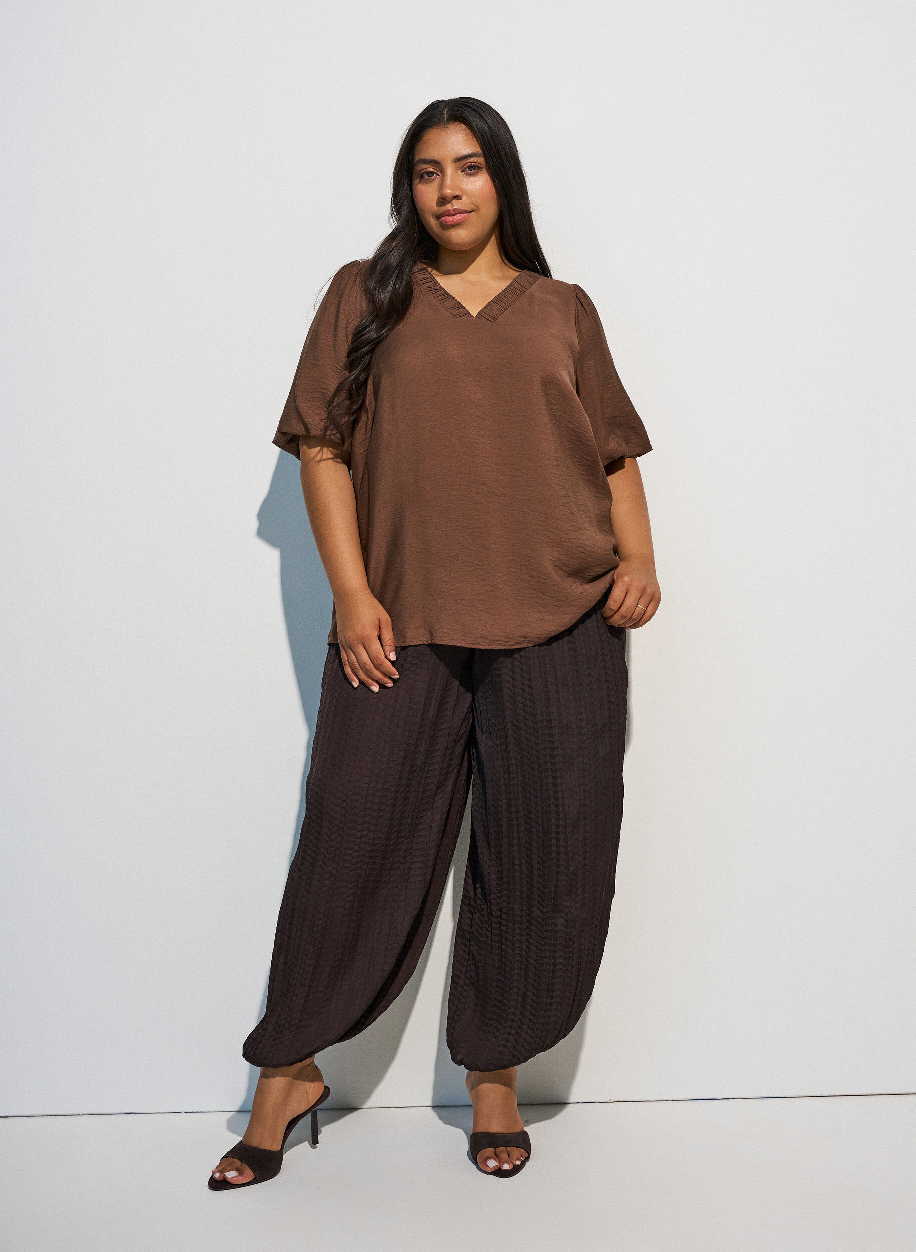 ZizziBluse mit Ballon&auml;rmeln und V-Ausschnitt, Braun, Model image number 1