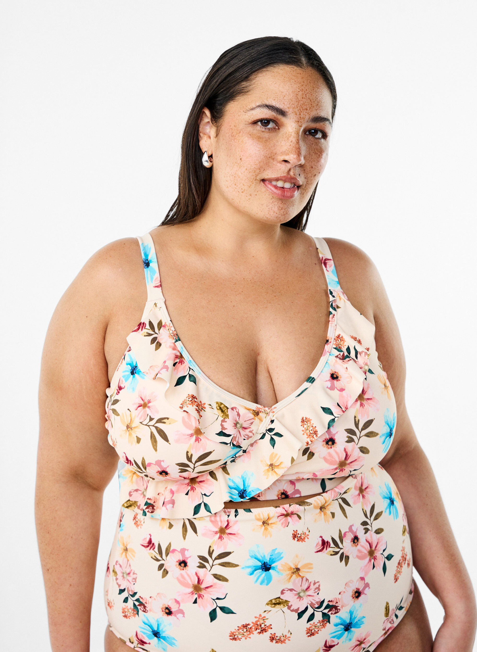 ZizziGebl&uuml;mtes Bikinioberteil mit R&uuml;schendetails, Beige, Model image number 0