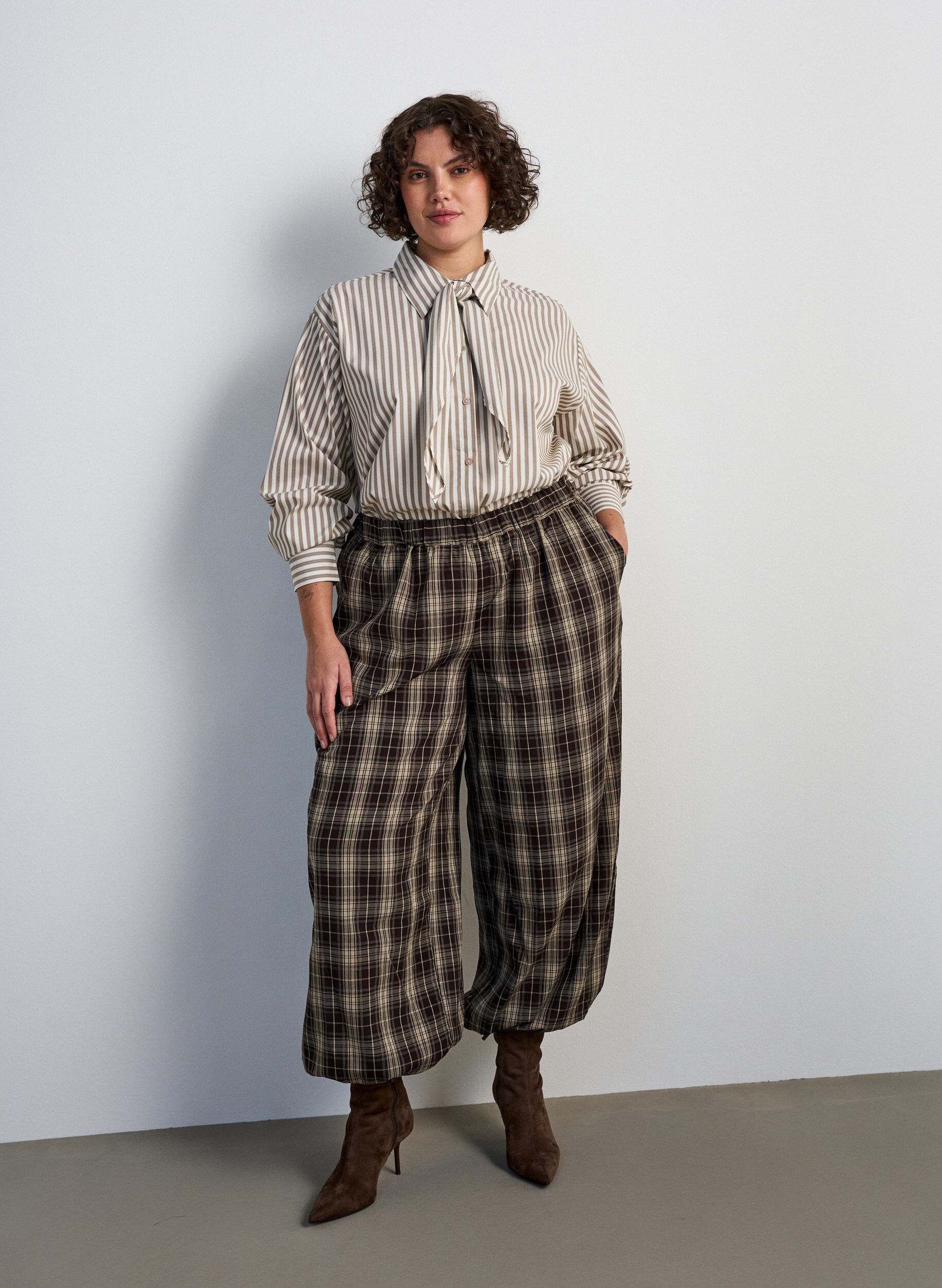 ZizziGestreiftes Hemd mit abnehmbarer Schluppe, Beige, Model image number 1