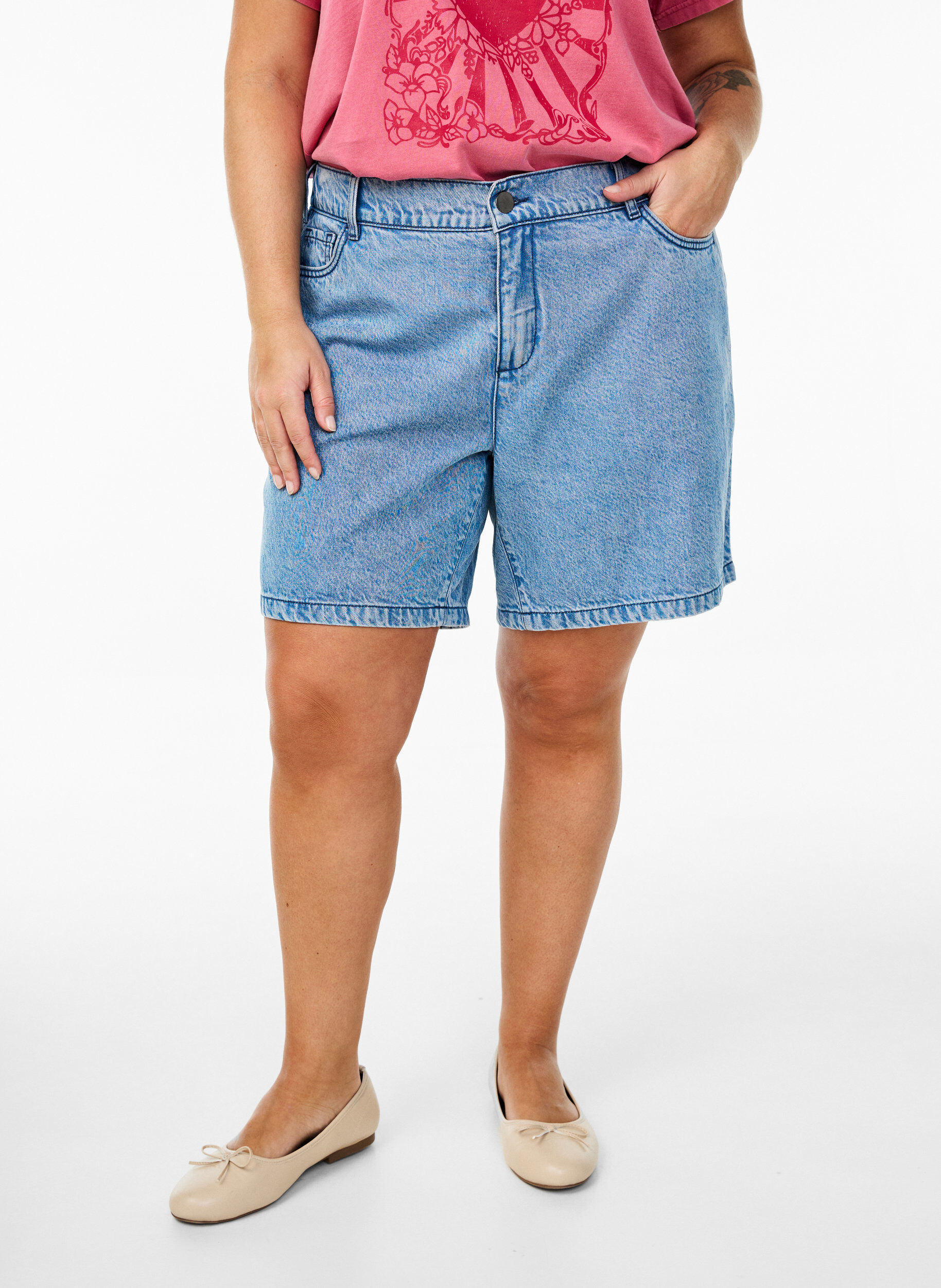 ZizziLocker geschnittene Jeansshorts mit hoher Taille, Blau, Model image number 3