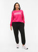 Sweatshirt mit Text, Fuchsia P. W. Reset, Model image number 2