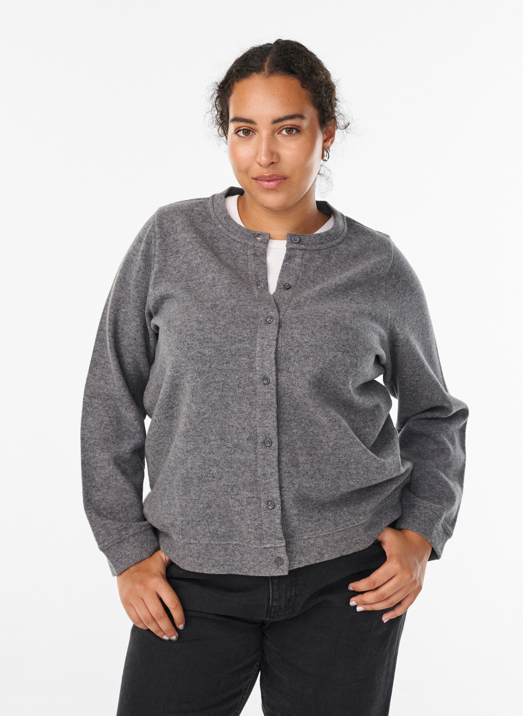 Cardigan aus Jersey mit Rundhalsausschnitt und Kn&ouml;pfen, Grau, Model