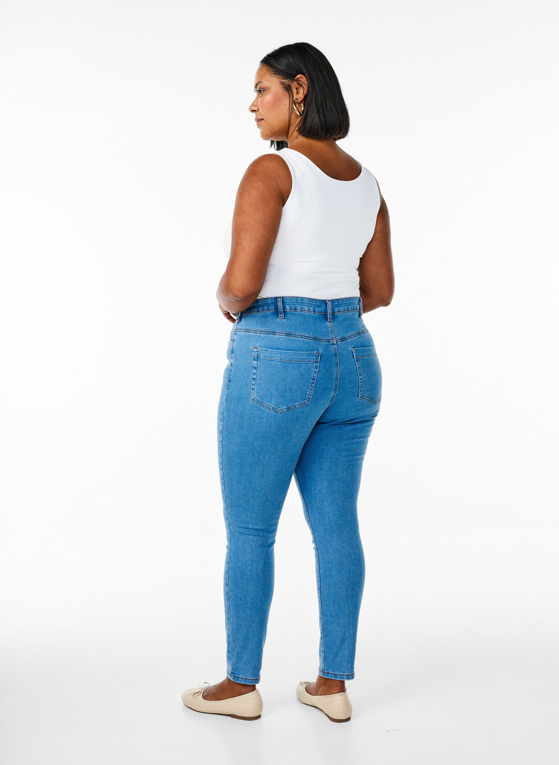 Amy Jeans mit hoher Taille und extra schlanker Passform, Blau, Model