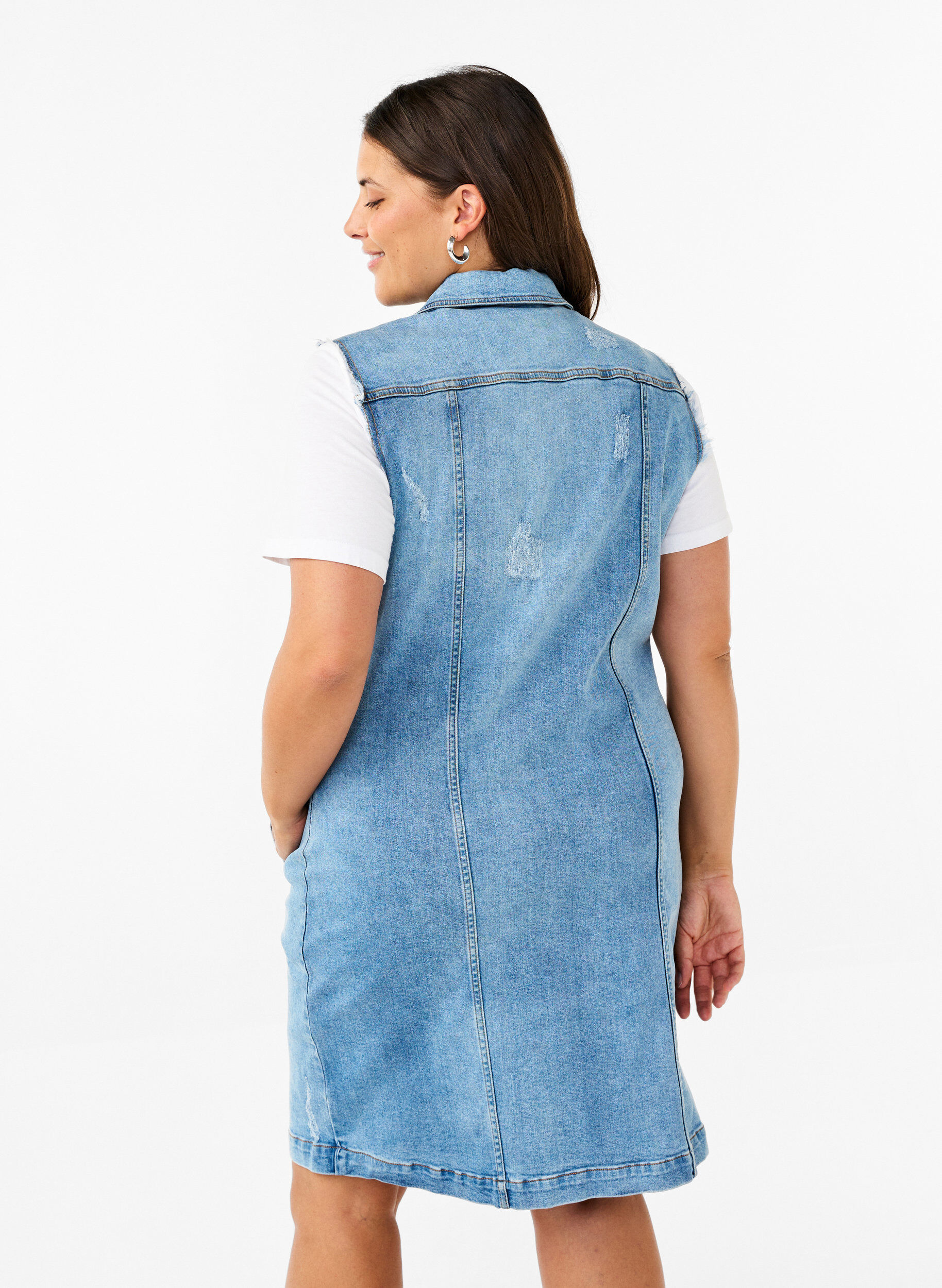 Zizzi&Auml;rmelloses Jeanskleid mit Schnittkantendetails, Light Blue Denim, Model image number 1