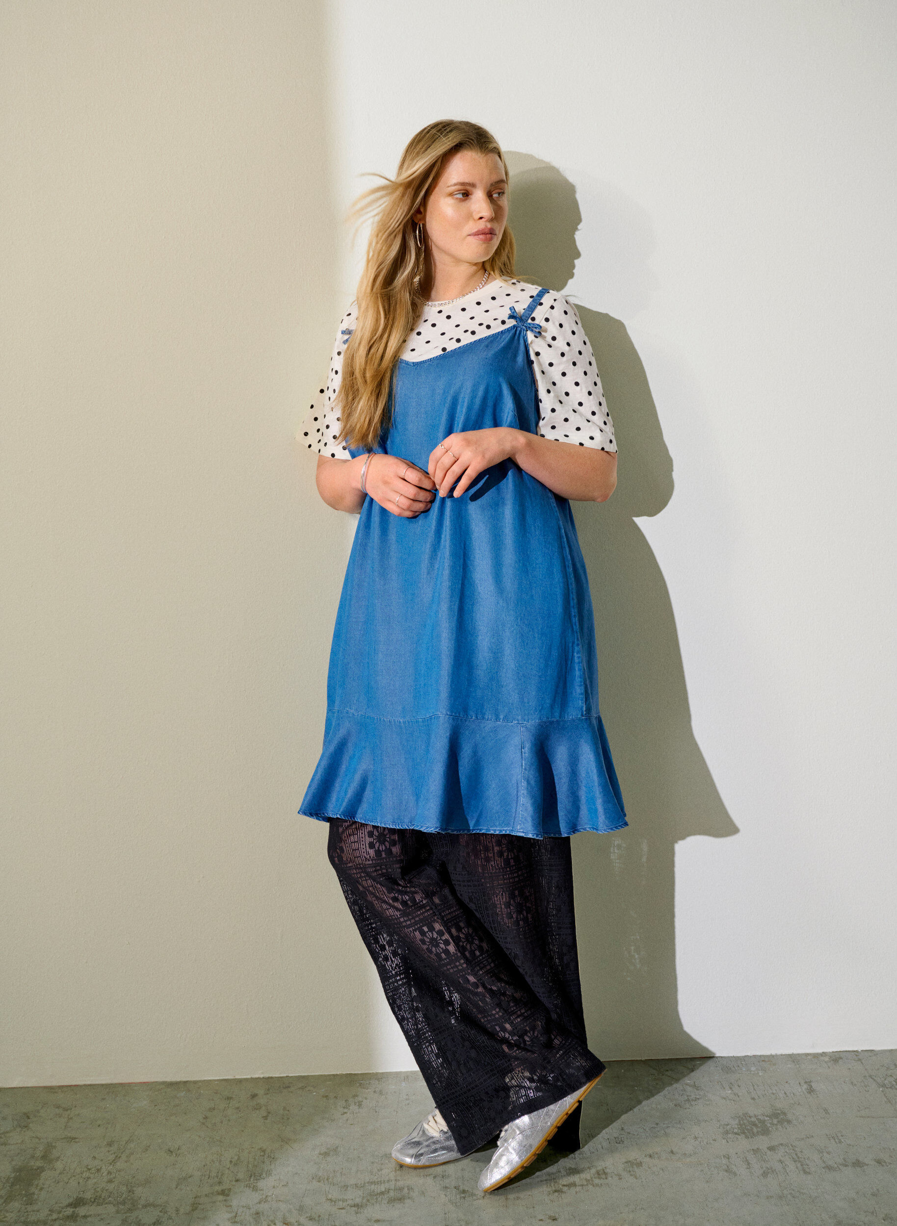 ZizziKnielanges Tr&auml;gerkleid aus TENCEL&trade; Lyocell in Denim-Optik, Blau, Image image number 0