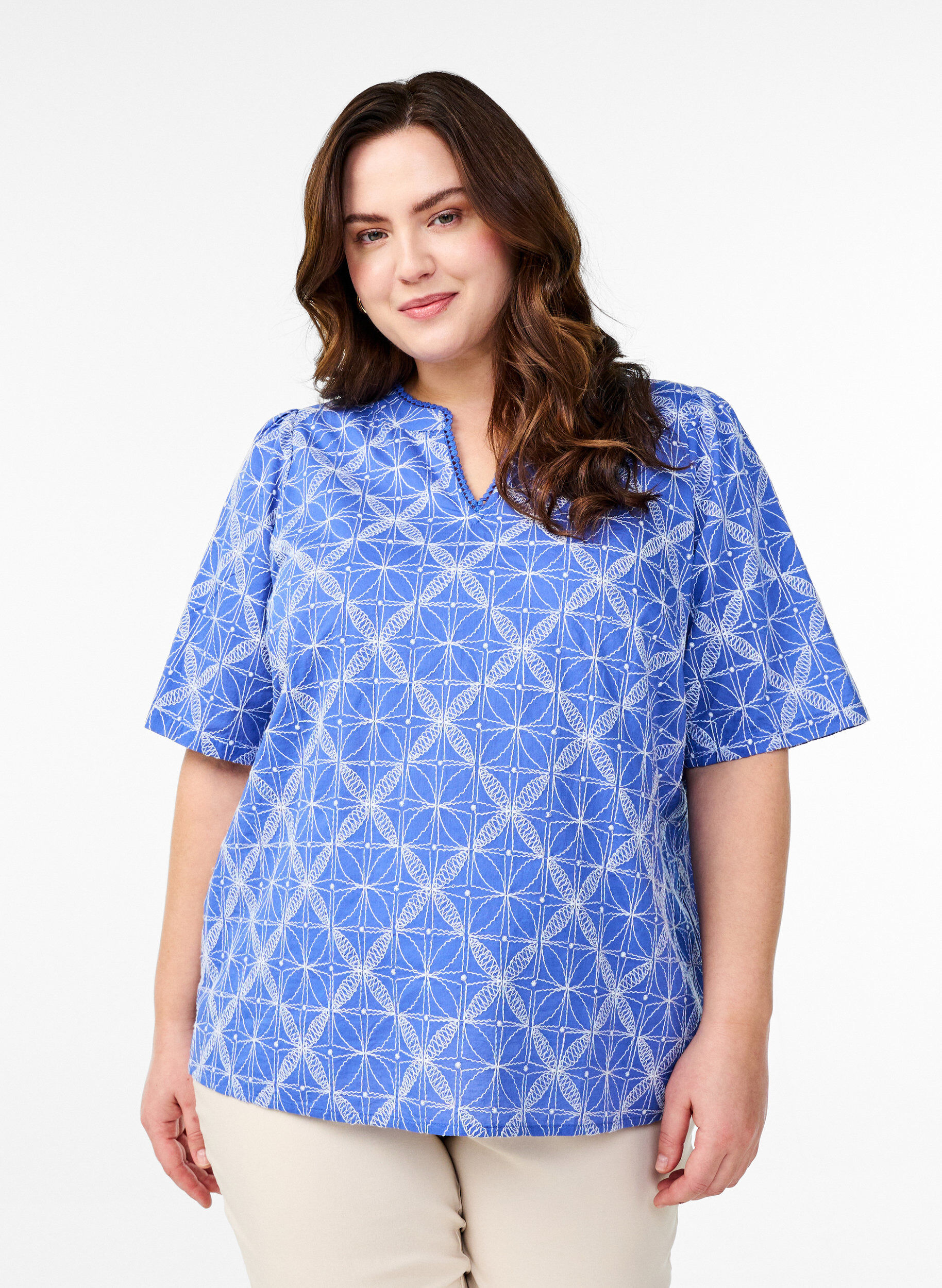 Bluse mit kurzen &Auml;rmeln und aufgesticktem Muster, Blau, Model