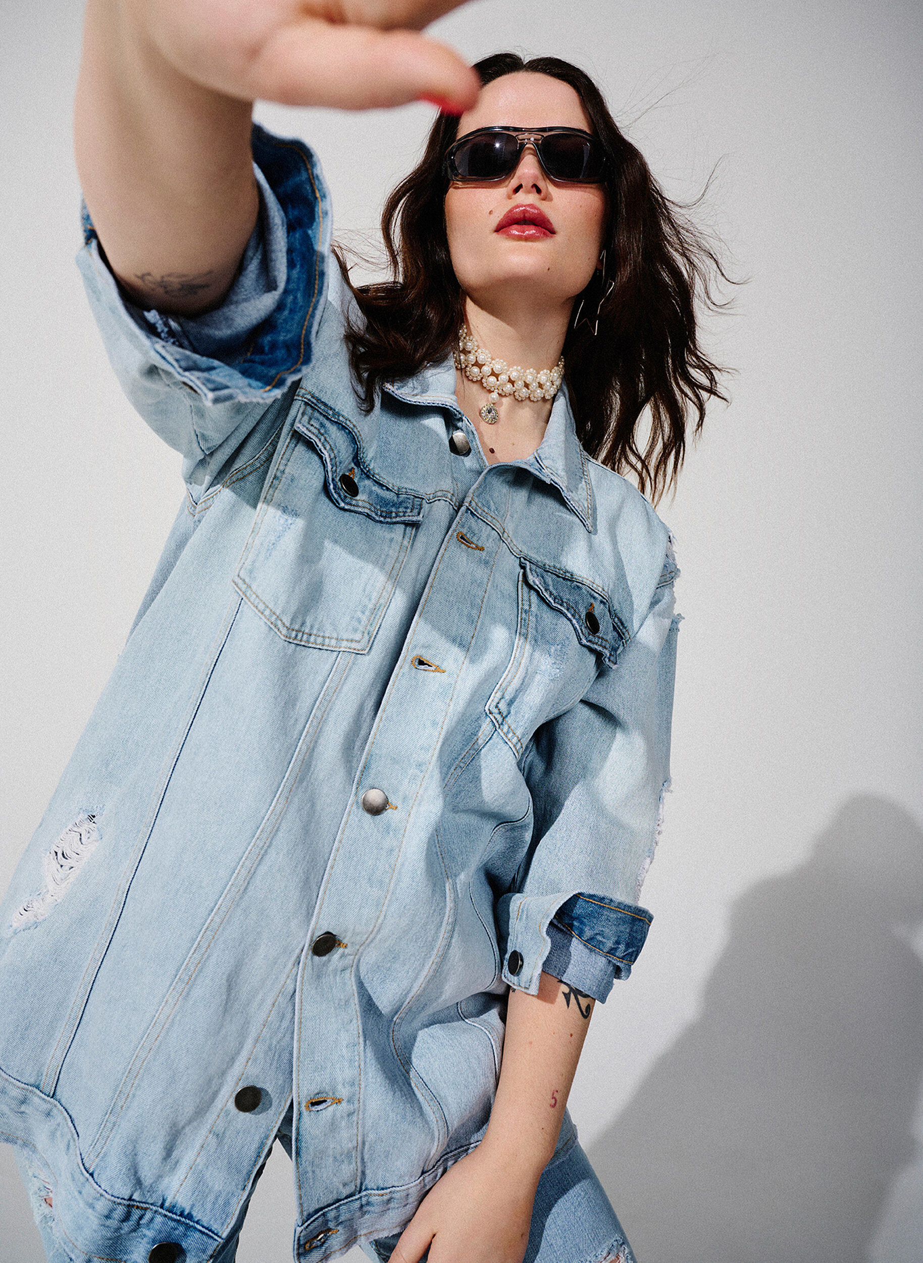 ZizziLocker sitzende Jeansjacke mit Abnutzungsdetails, Light blue denim, Image image number 0