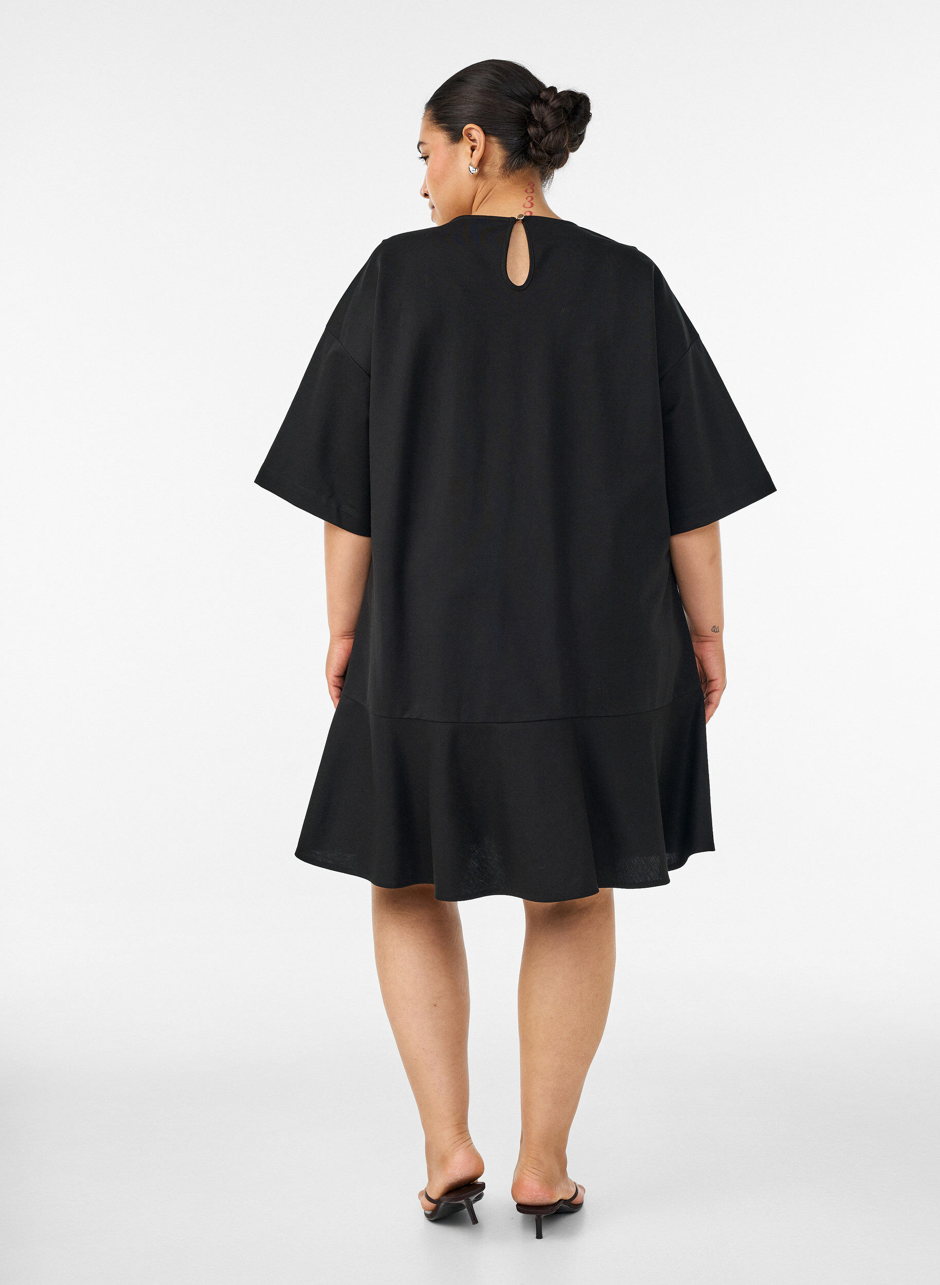 ZizziKurzes Kleid mit lockerer Passform und R&uuml;schensaum, Schwarz, Model image number 2