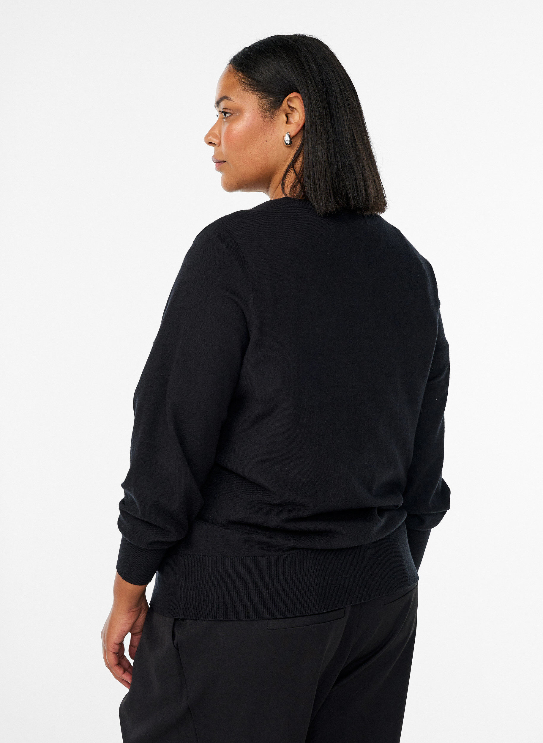 ZizziStrickjacke mit Rundhalsausschnitt und stoffbezogenen Kn&ouml;pfen, Schwarz, Model image number 2