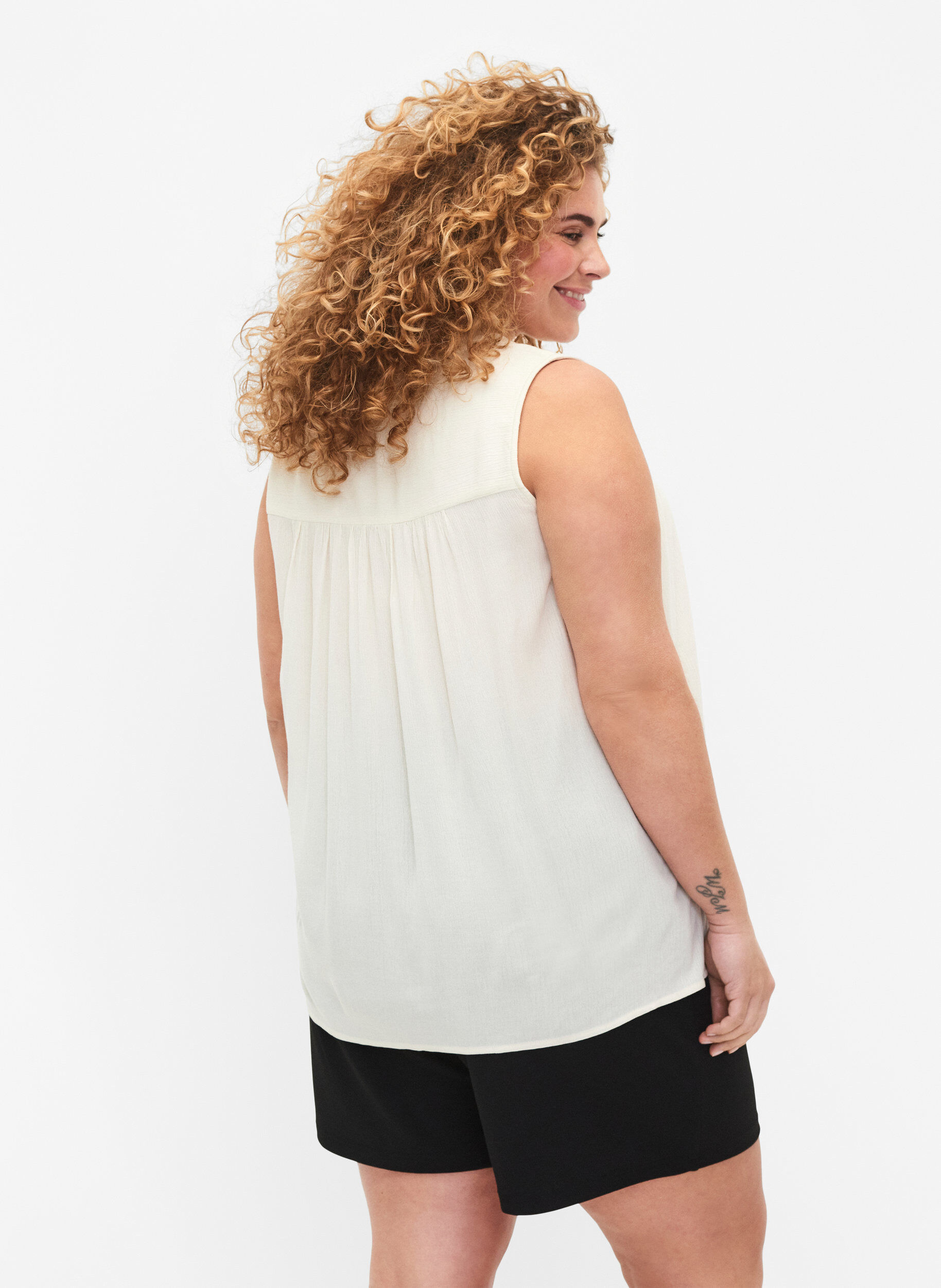 Zizzi&Auml;rmellose Bluse aus Viskose mit H&auml;keldetails, Bone White, Model image number 1