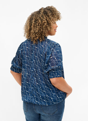 Kurzärmelige gesmokte Bluse mit Print, Dress Bl. Swirl AOP, Model image number 1