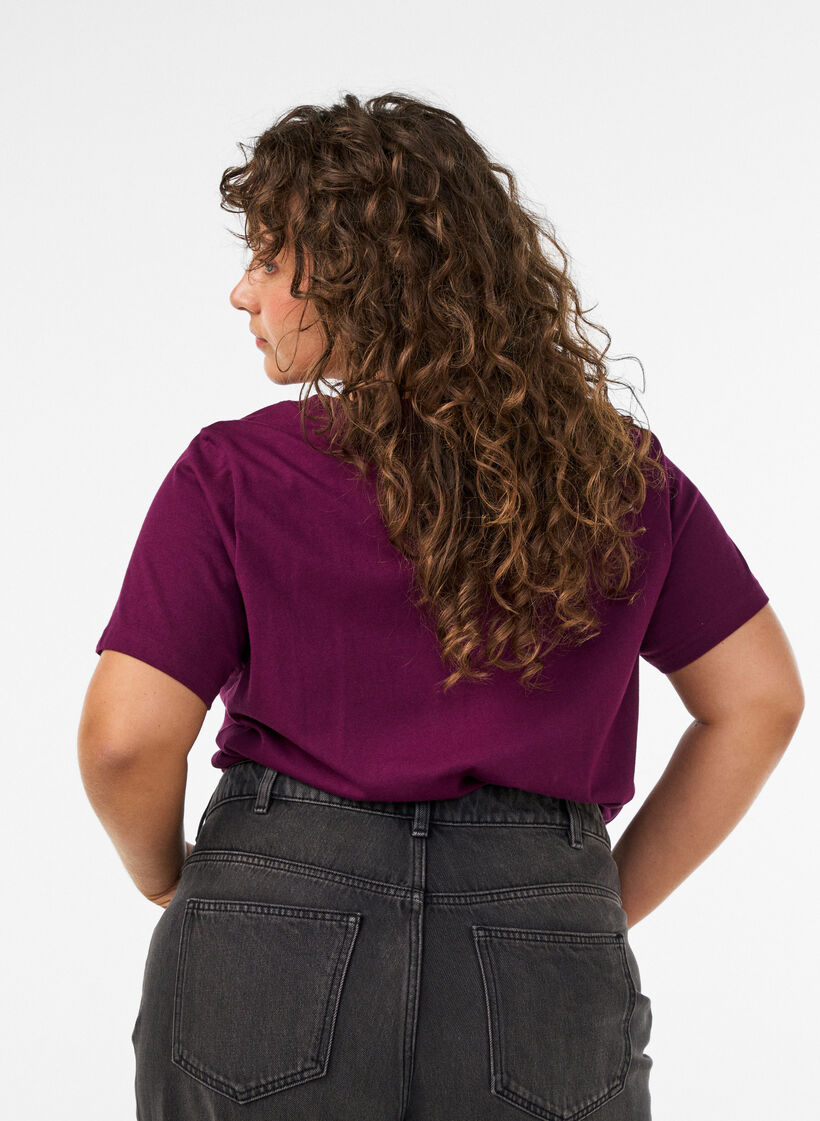 T-Shirt aus Bio-Baumwolle mit Text aus Velours, Lila, Model image number 2