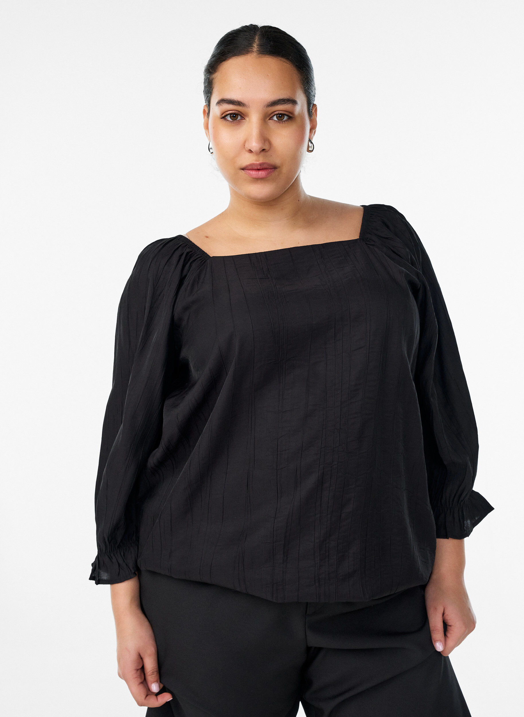 Viskosebluse mit eckigem Ausschnitt und 3/4-&Auml;rmeln, Schwarz, Model