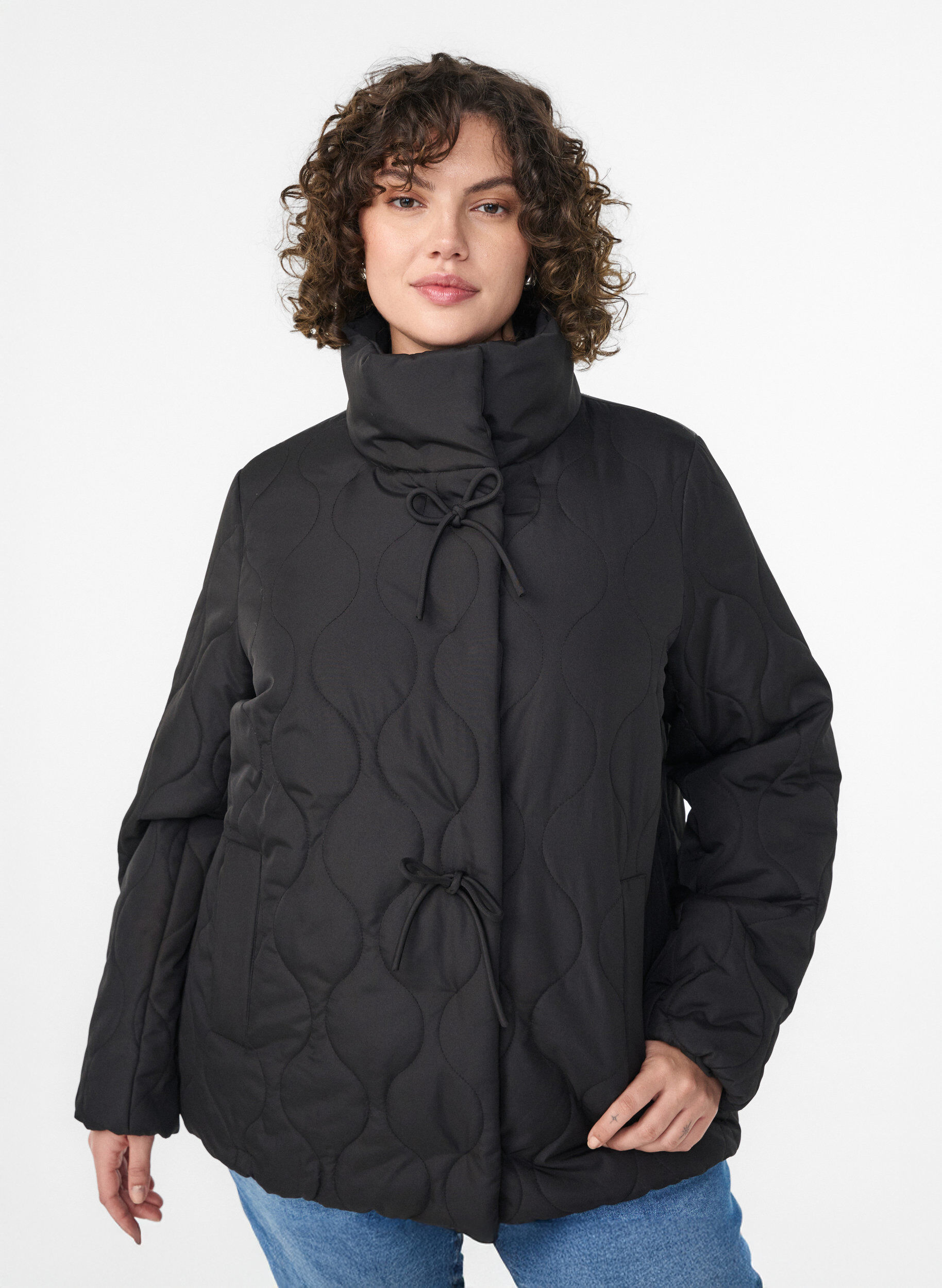 Kurze Steppjacke mit Schleifen und hohem Kragen, Schwarz, Model
