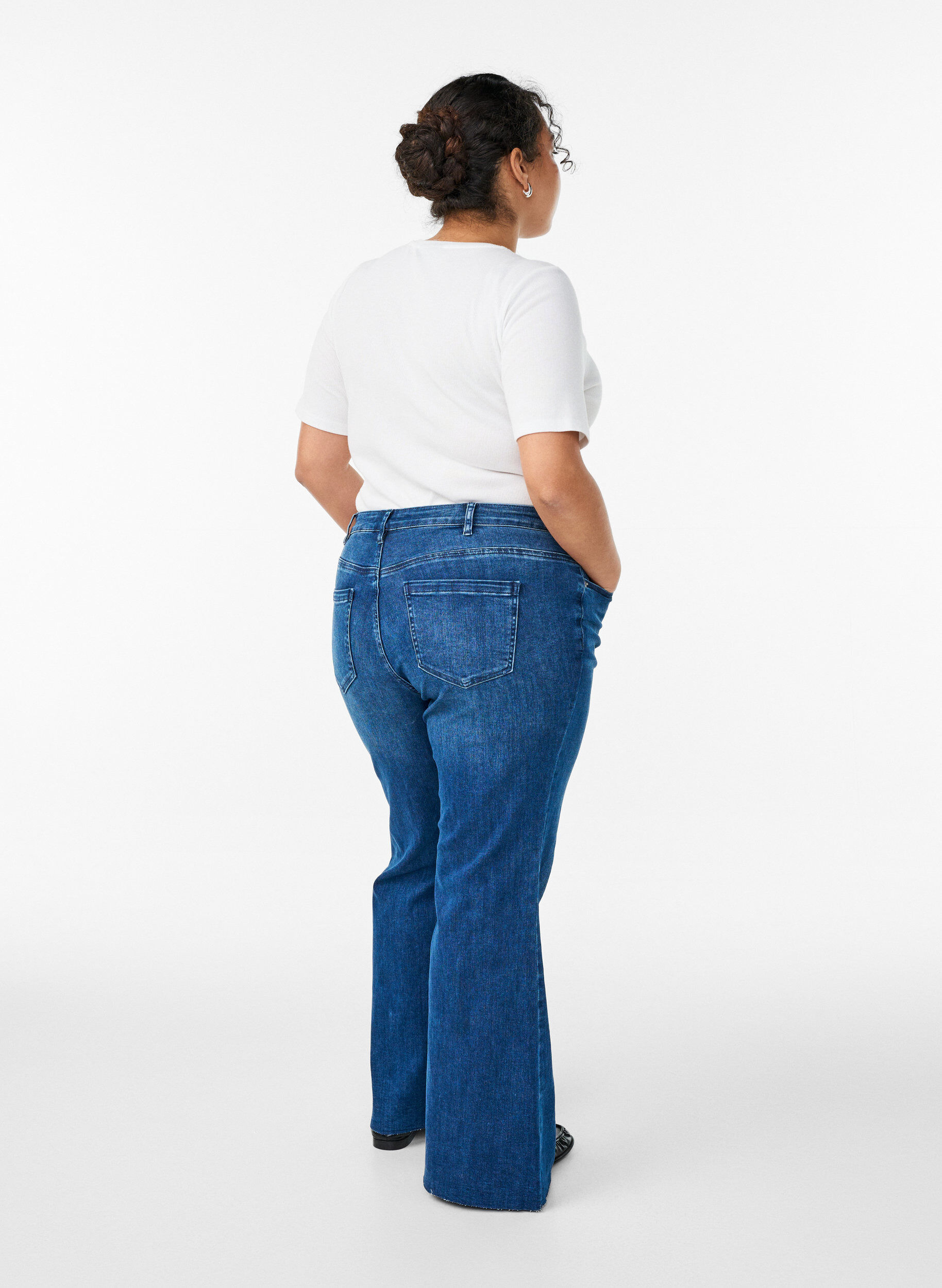 Bootcut-Jeans mit hoher Taille, Blau, Model