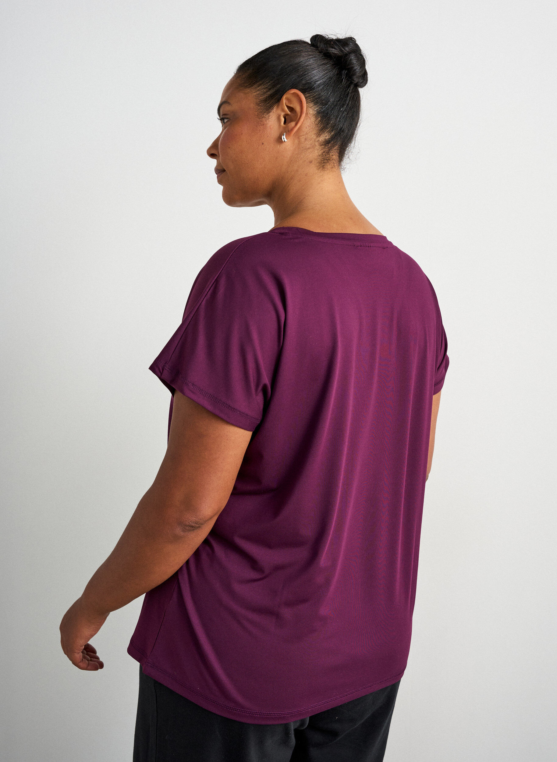ZizziLockeres Trainings-T-Shirt mit V-Ausschnitt, Lila, Model image number 2