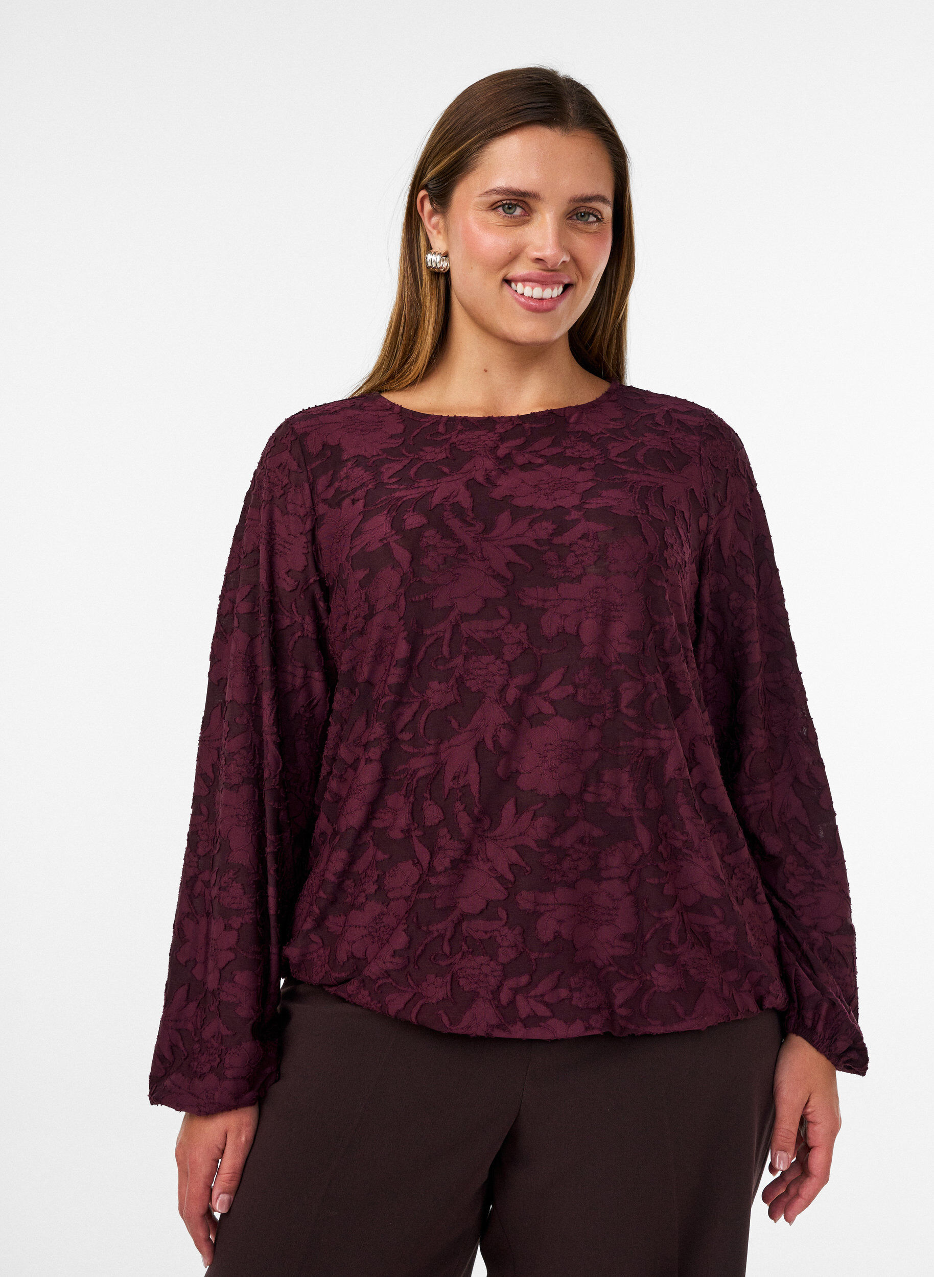 Transparente Bluse mit floraler Struktur und langen &Auml;rmeln, Rot, Model