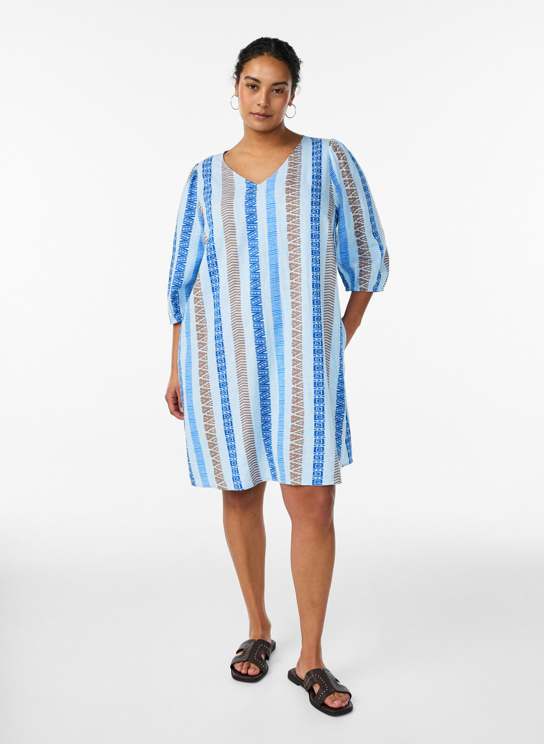 ZizziKurzes Kleid aus Leinen und Viskose mit 3/4-&Auml;rmeln, Blau, Model image number 1