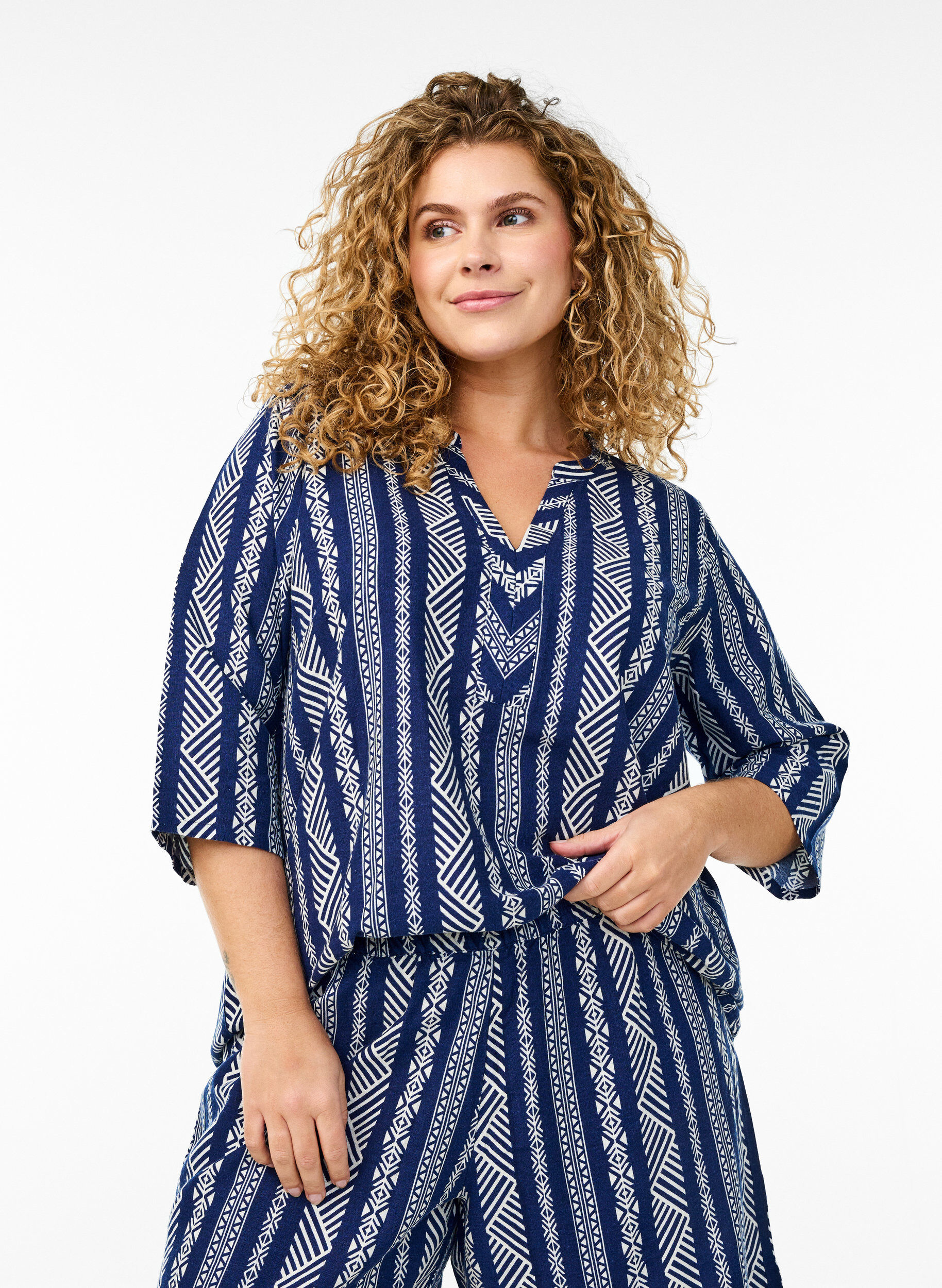 Gestreifte Bluse aus einer Leinen-Viskose-Mischung, Blau, Model