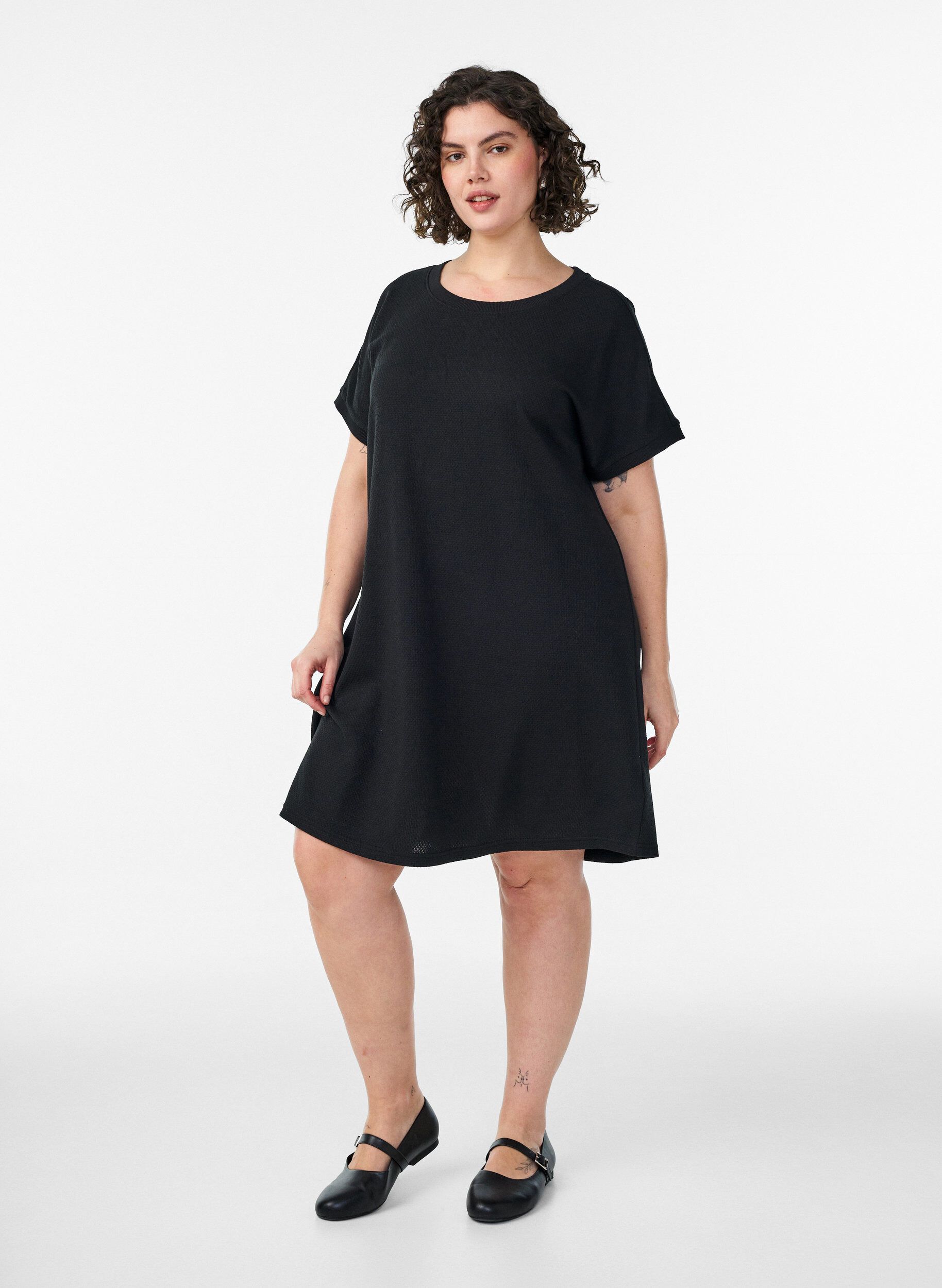 ZizziKurzes Kleid aus strukturiertem Jersey mit Rundhalsausschnitt, Schwarz, Model image number 1