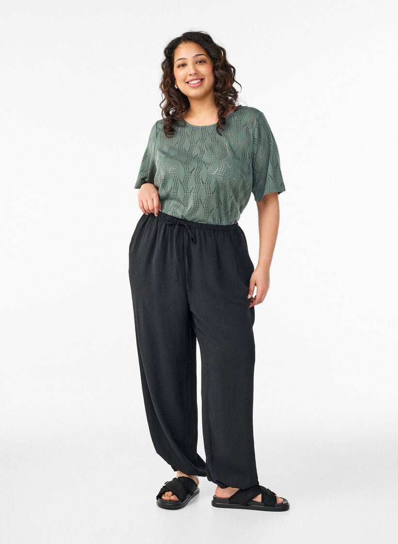 T-Shirt aus Jersey mit Lochstickerei, Gr&uuml;n, Model image number 1