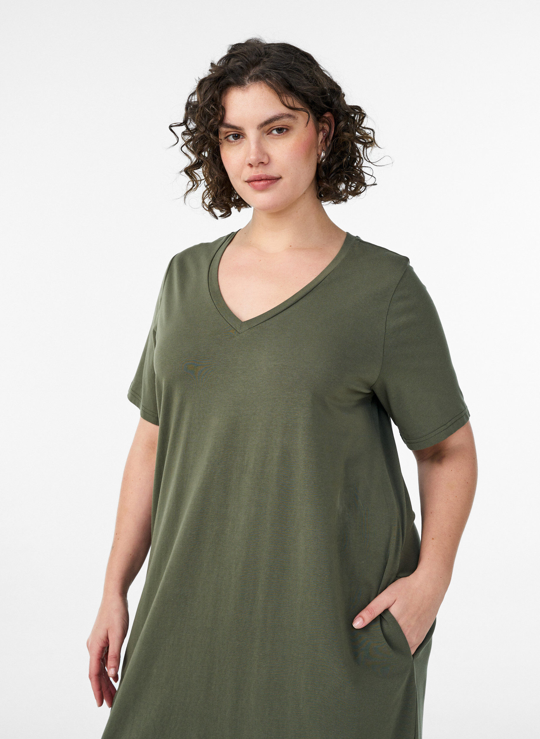 ZizziMidi-T-Shirtkleid mit V-Ausschnitt, Gr&uuml;n, Model image number 2
