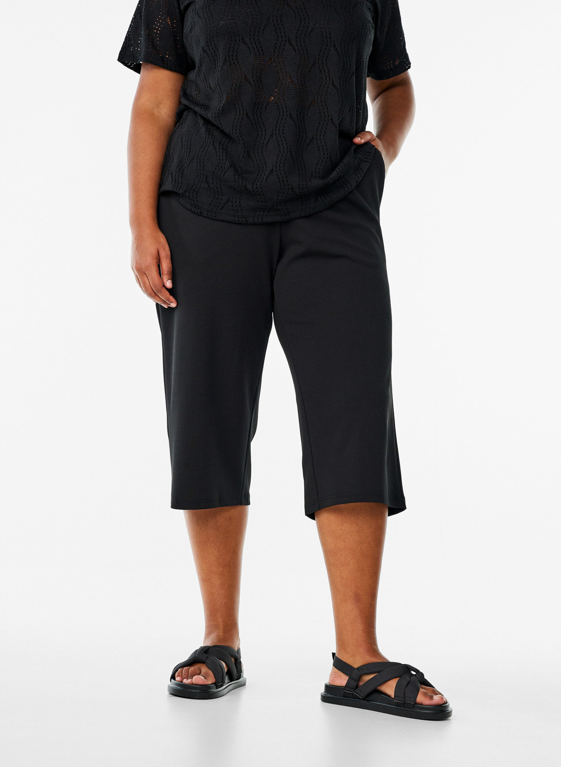 ZizziFLASH - Hochtaillierte Knickerbocker mit lockerem Schnitt, Schwarz, Model image number 3